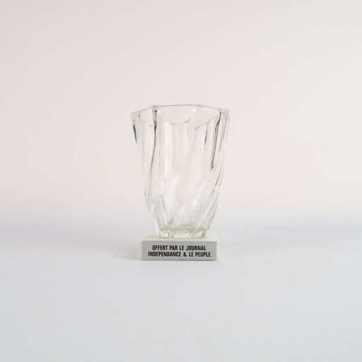 coupe en verre et socle en marbre blanc