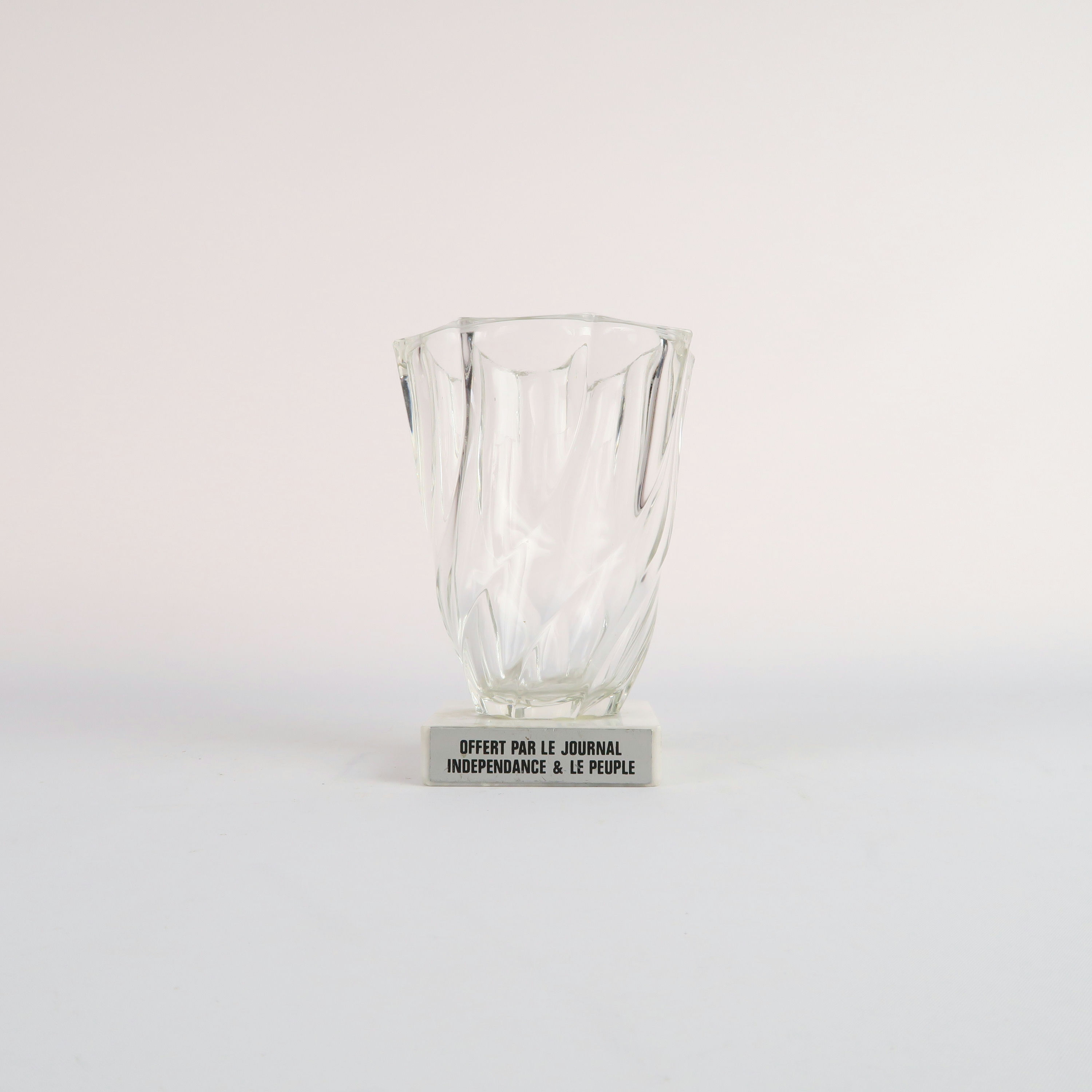 coupe en verre et socle en marbre blanc