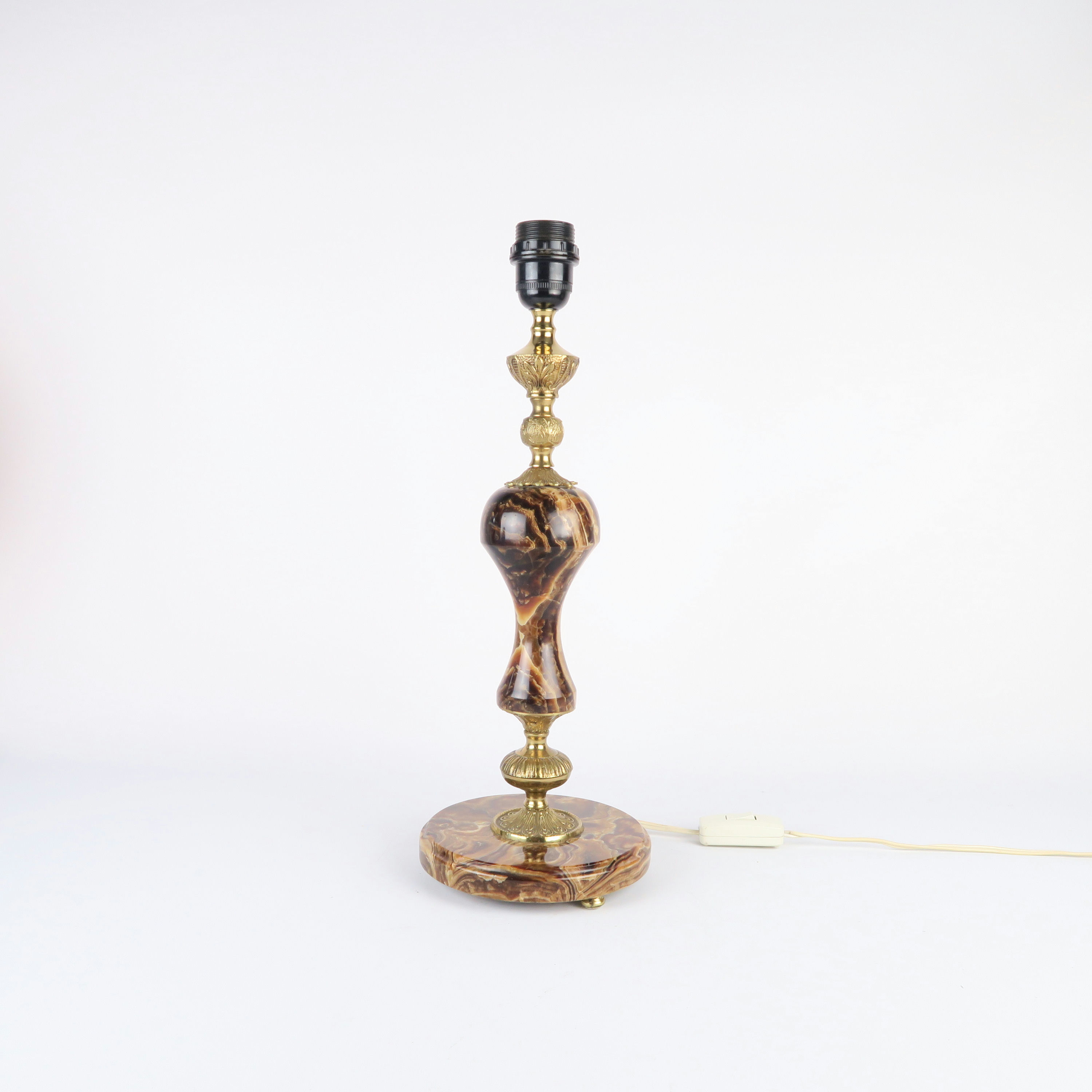 pied de lampe en marbre brun et dorures 
