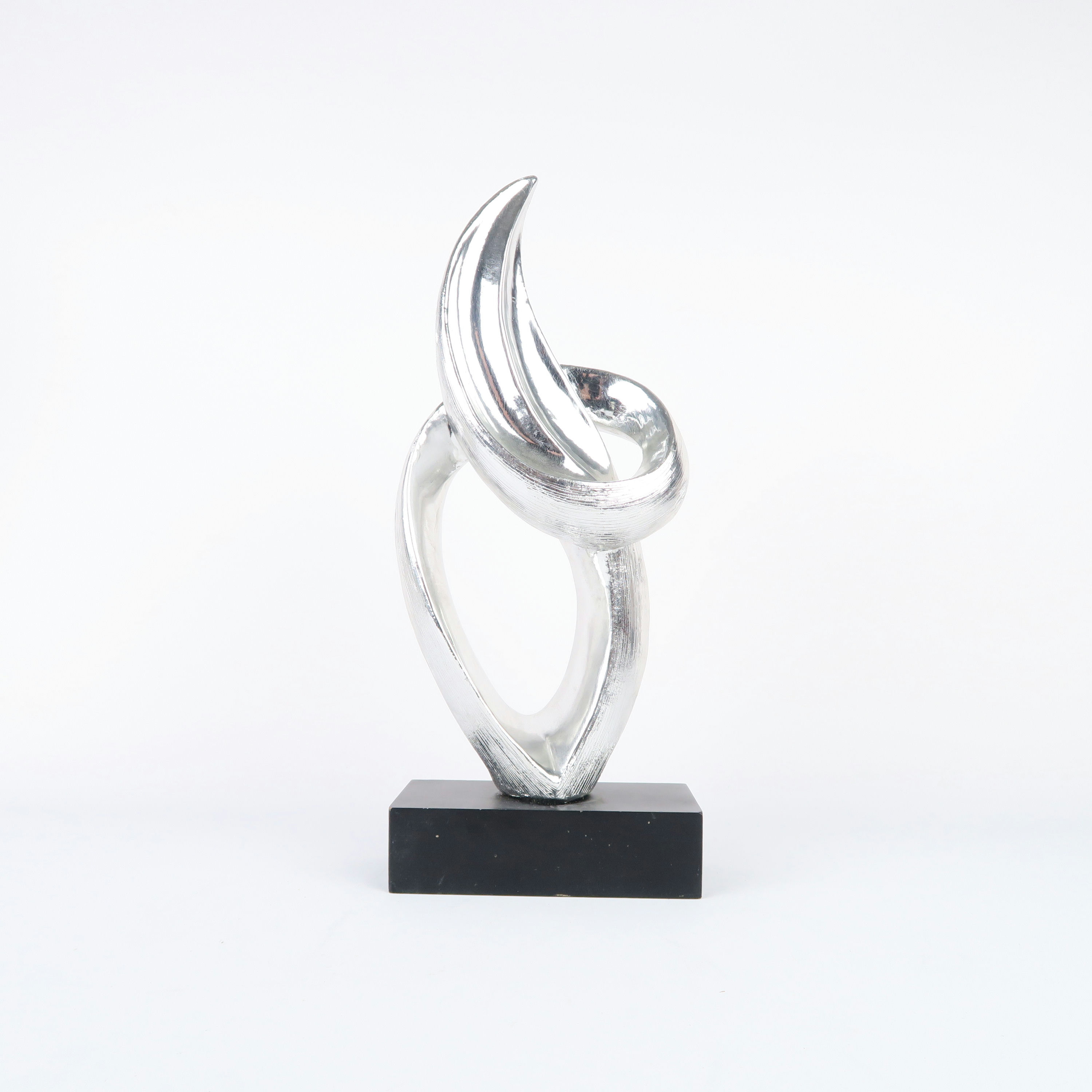 sculpture argentée abstraite