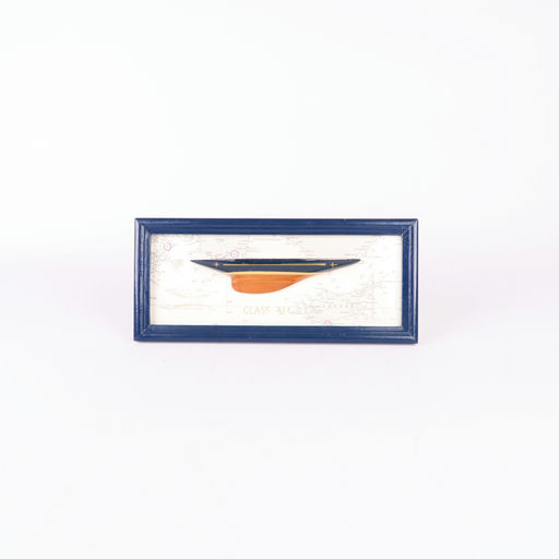 cadre en bois bleu bateau et mappemonde