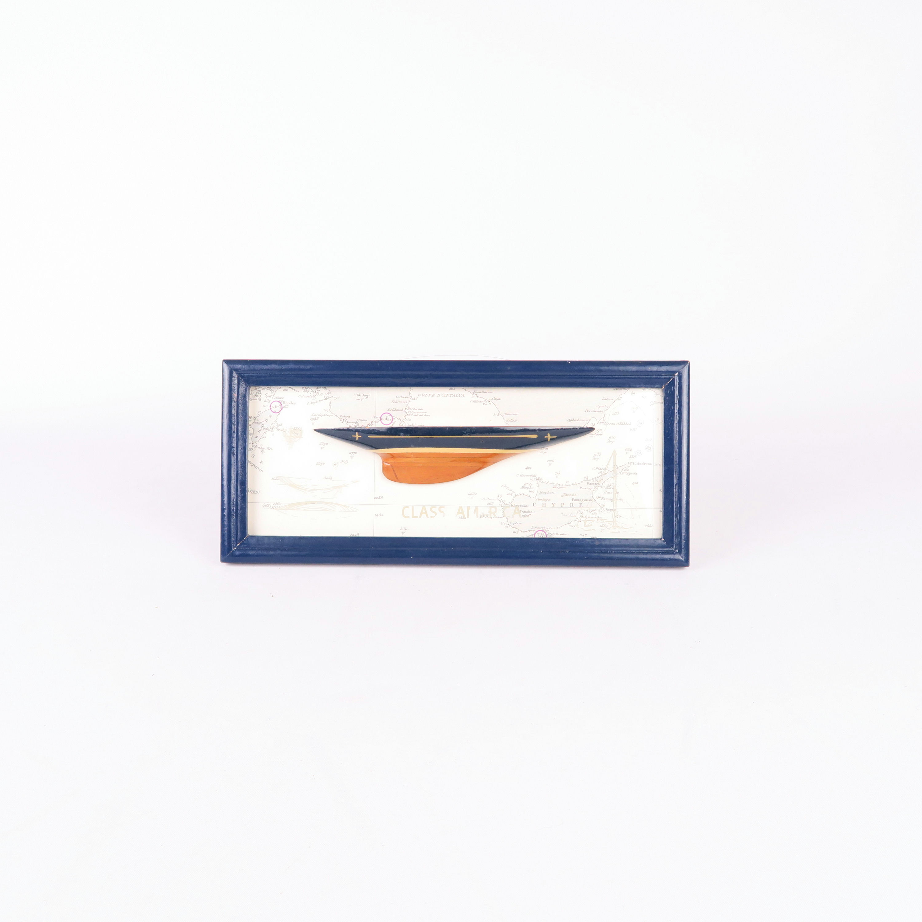 cadre en bois bleu bateau et mappemonde