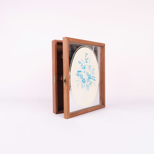 boîte à clés en bois et motif floral bleu