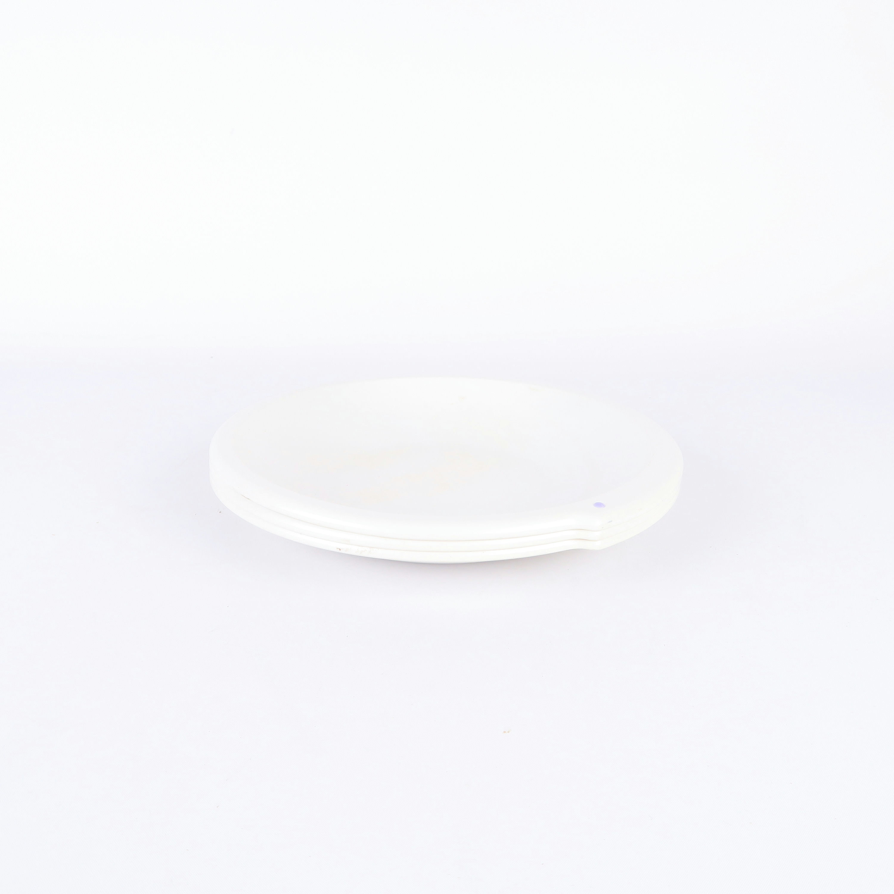 assiette en plastique blanche