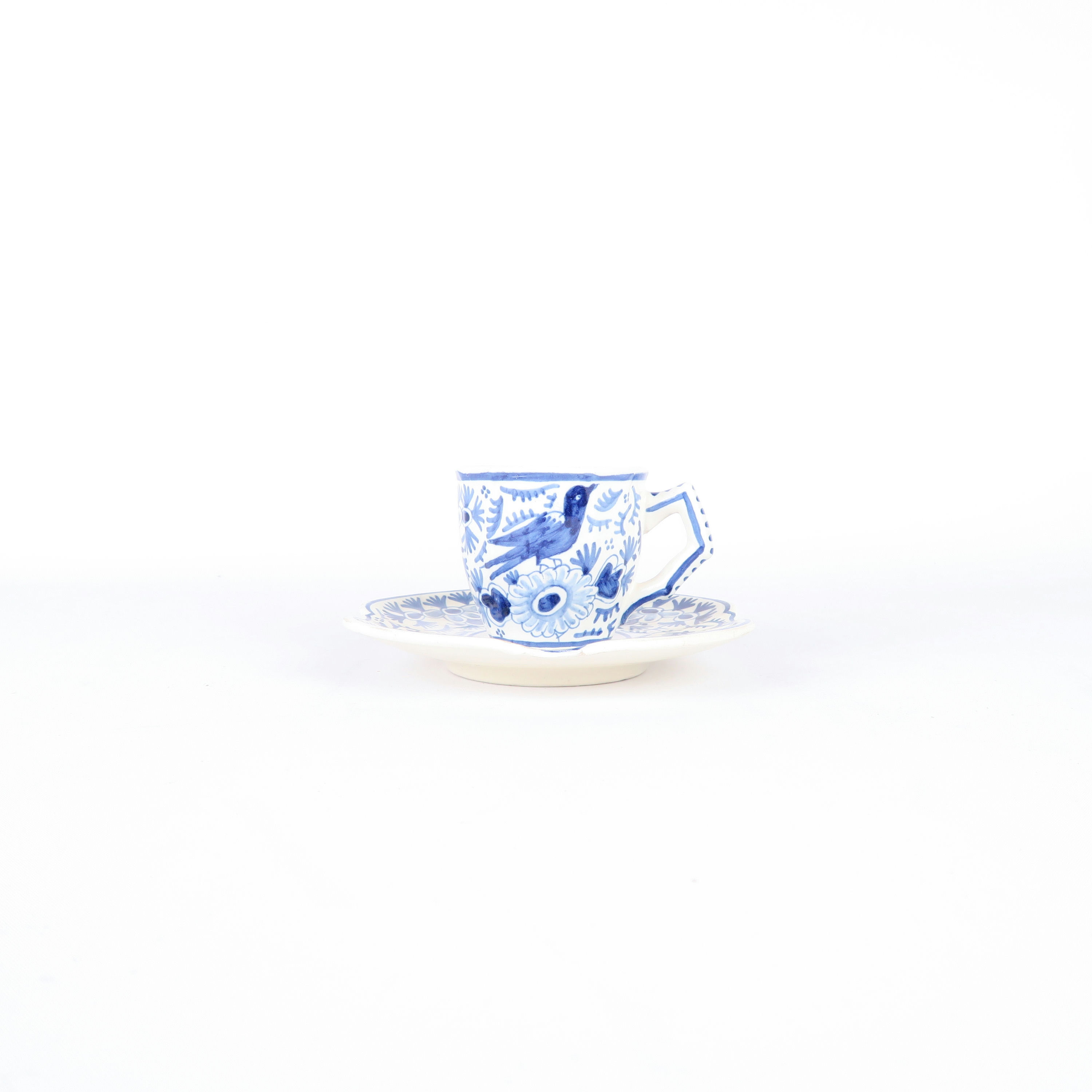 tasse et sous-tasse motif floral blanc et bleu