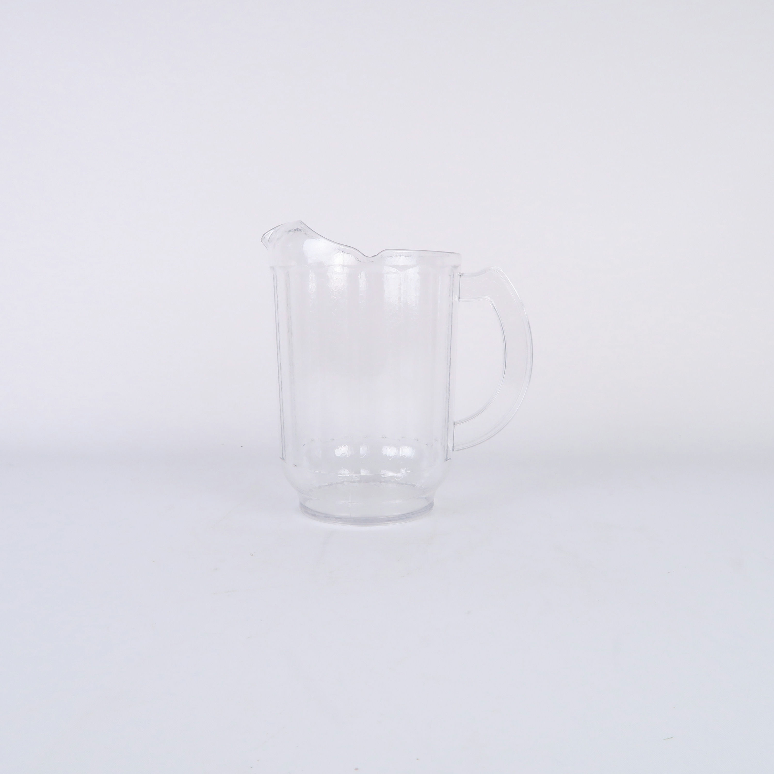 cruche en plastique transparent