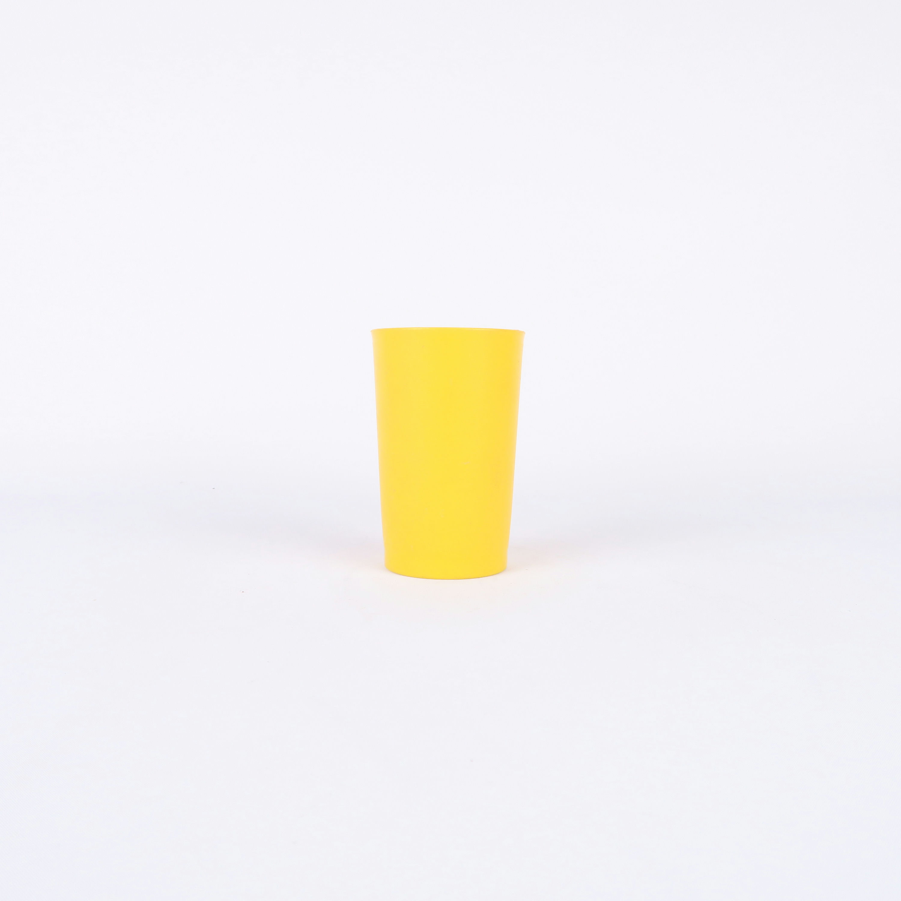 verre en plastique jaune 'tupperware'