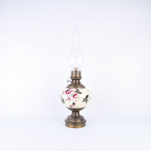 lampe à huile dorée et motif floral