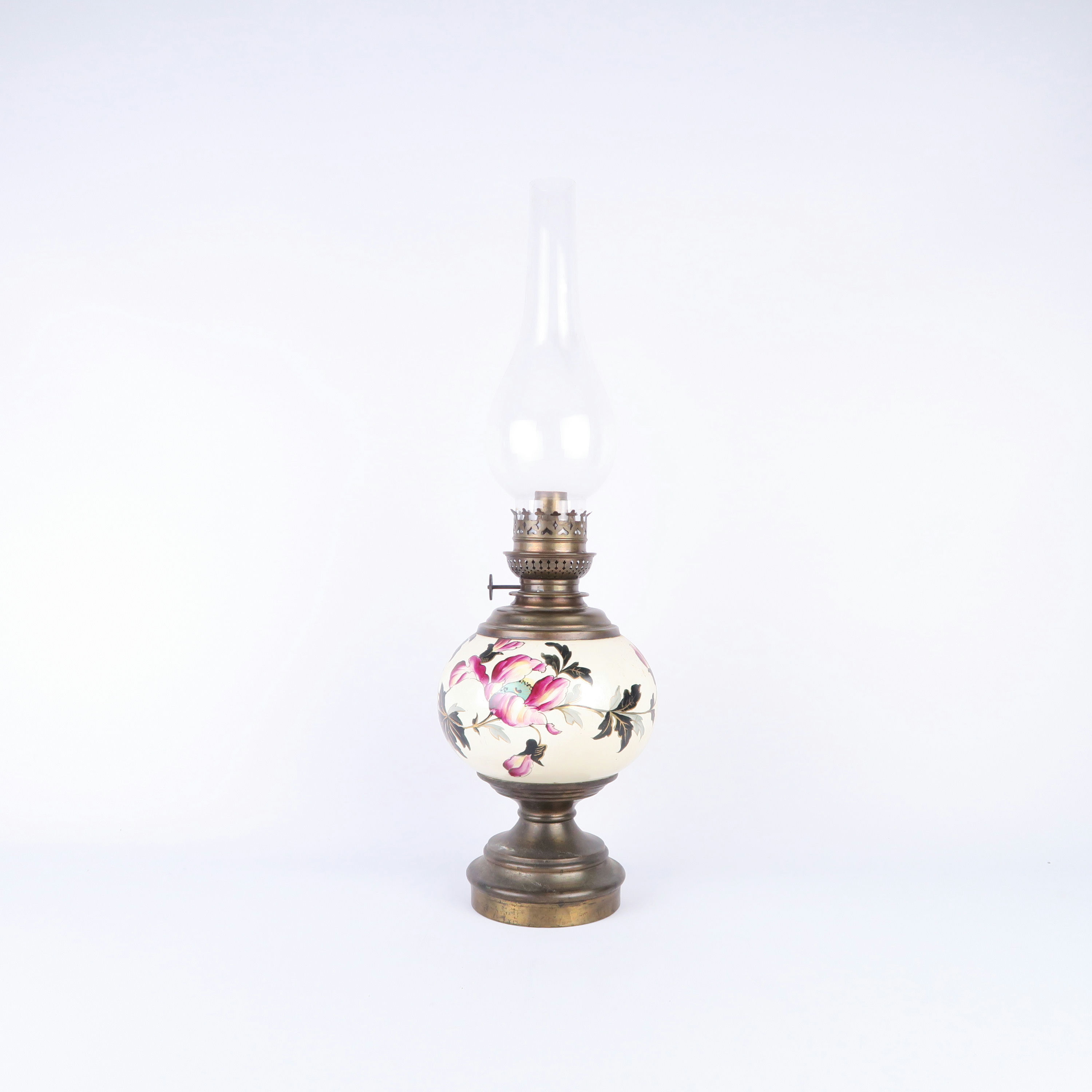 lampe à huile dorée et motif floral