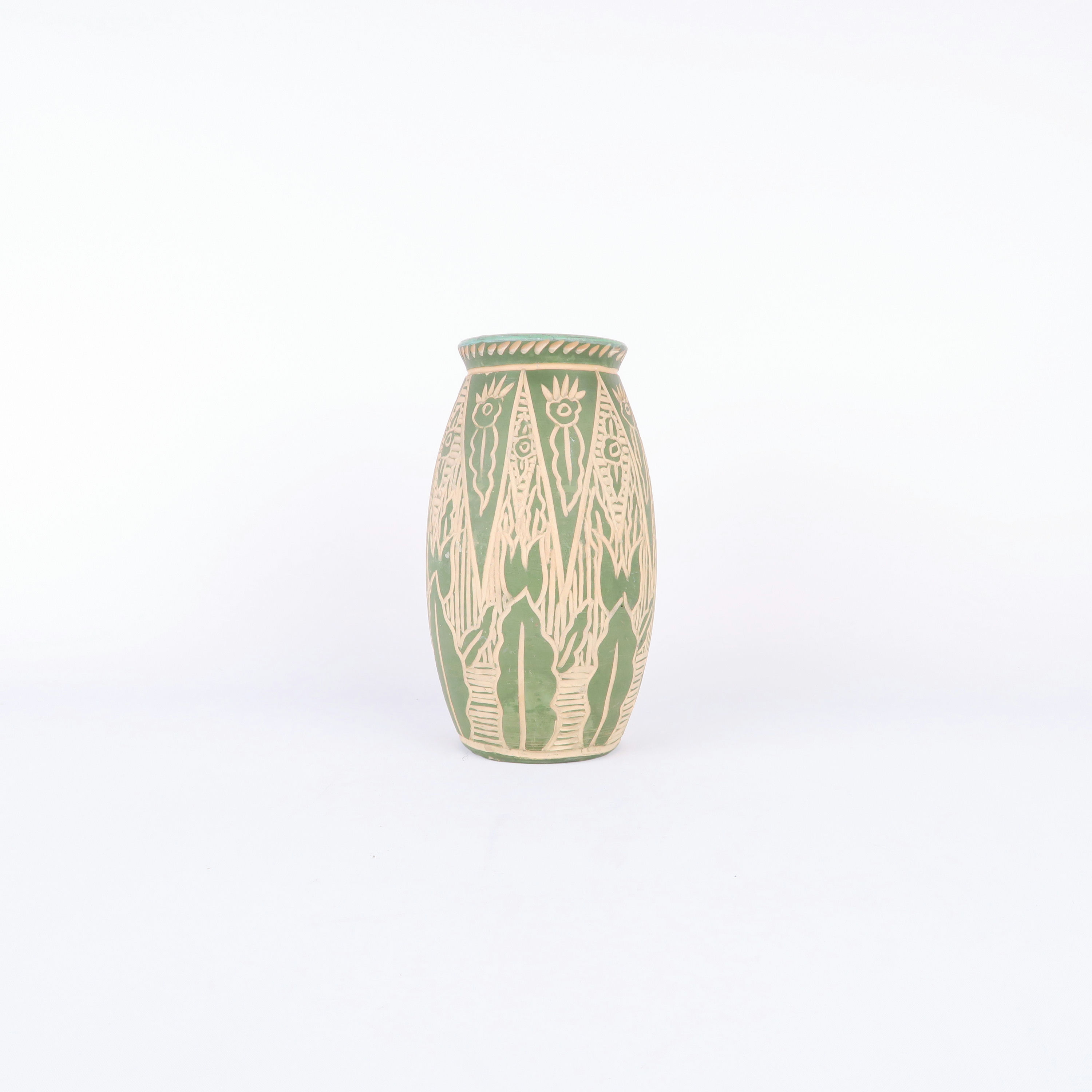vase gravé en terre-cuite 