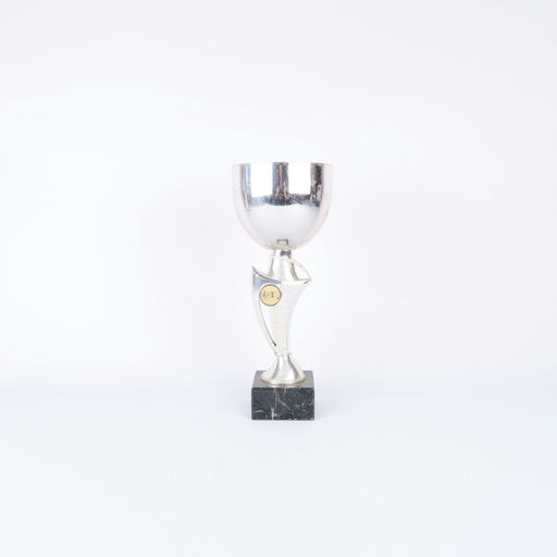 coupe 'musique' argentée avec socle en pierre noire