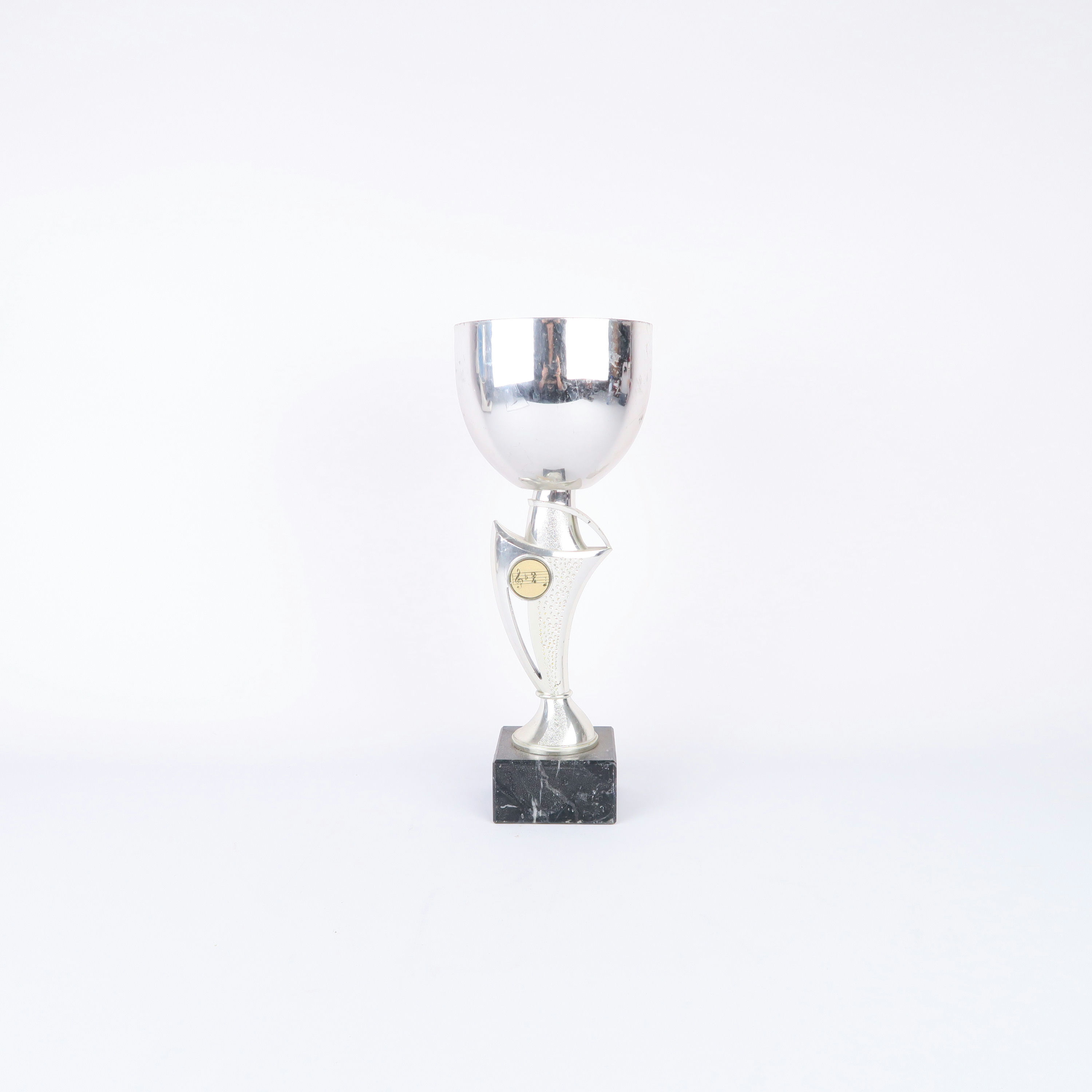 coupe 'musique' argentée avec socle en pierre noire