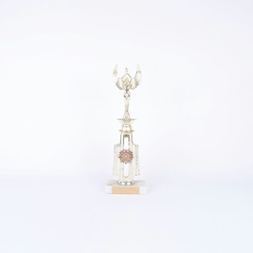 trophée doré femme ailée et socle en pierre blanche