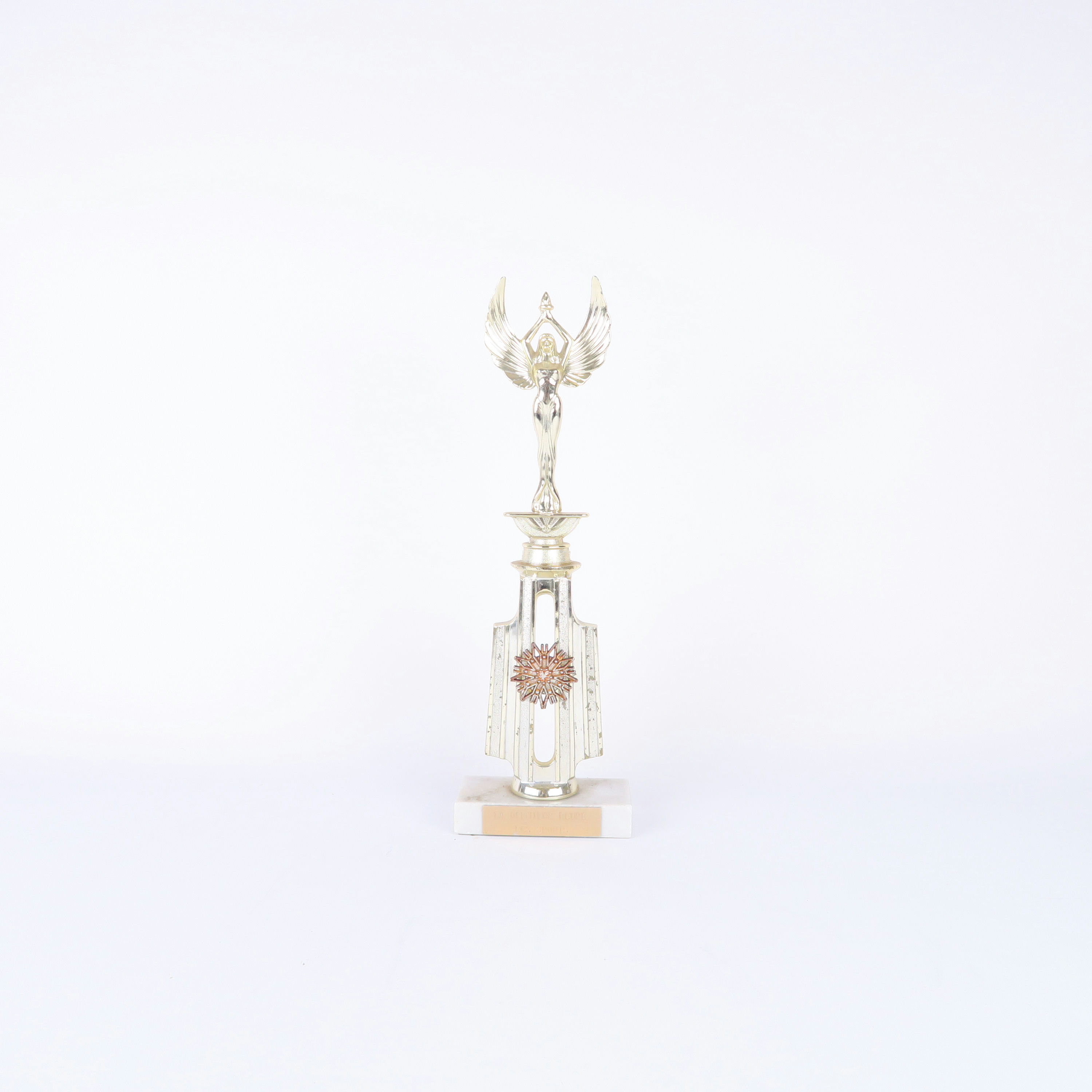 trophée doré femme ailée et socle en pierre blanche