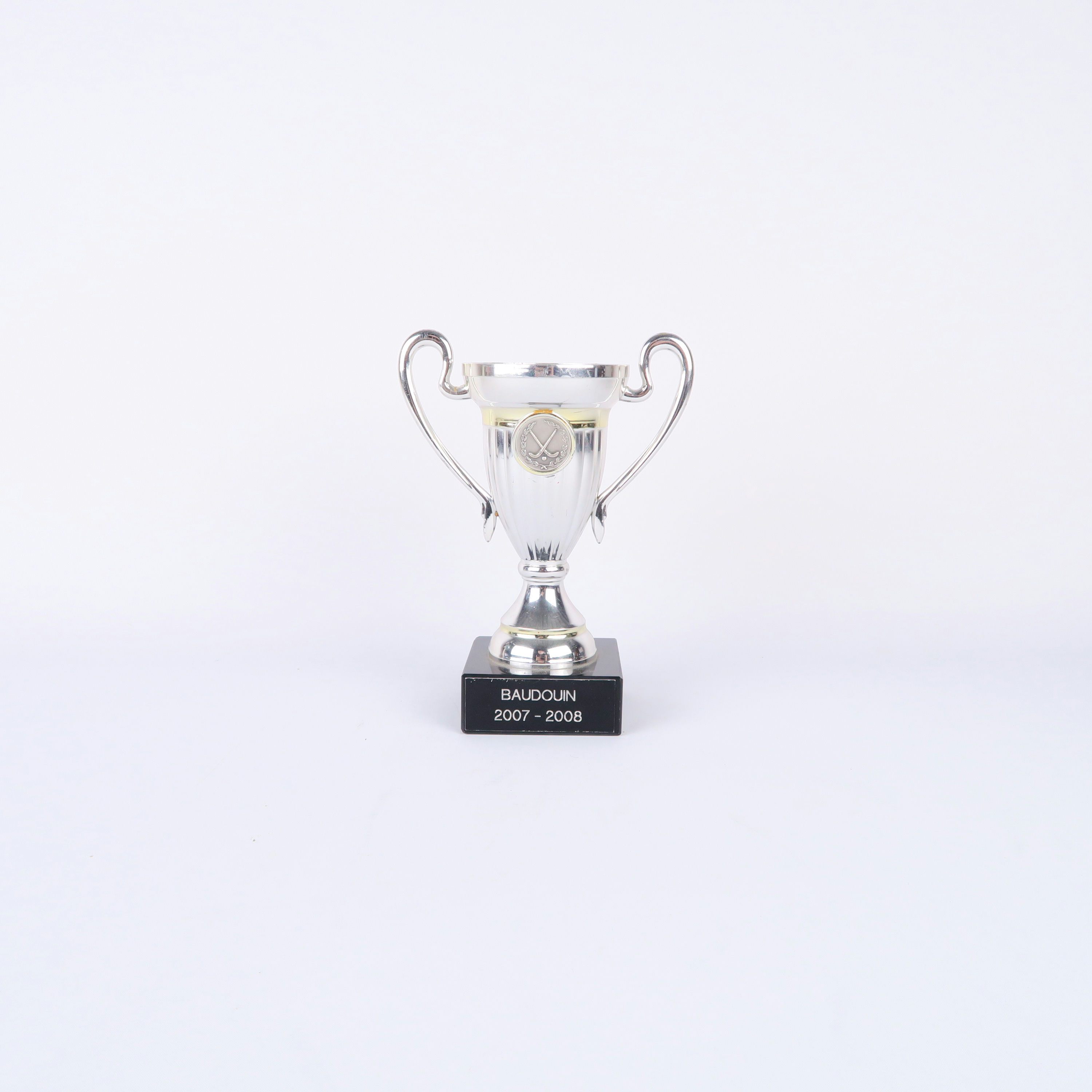 petit coupe argentée de hockey et socle en pierre noire