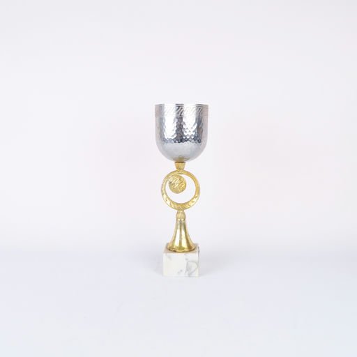 coupe argentée avec pied doré et socle en pierre blanche