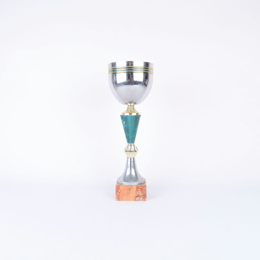 coupe verte et argenté avec socle en marbre orange