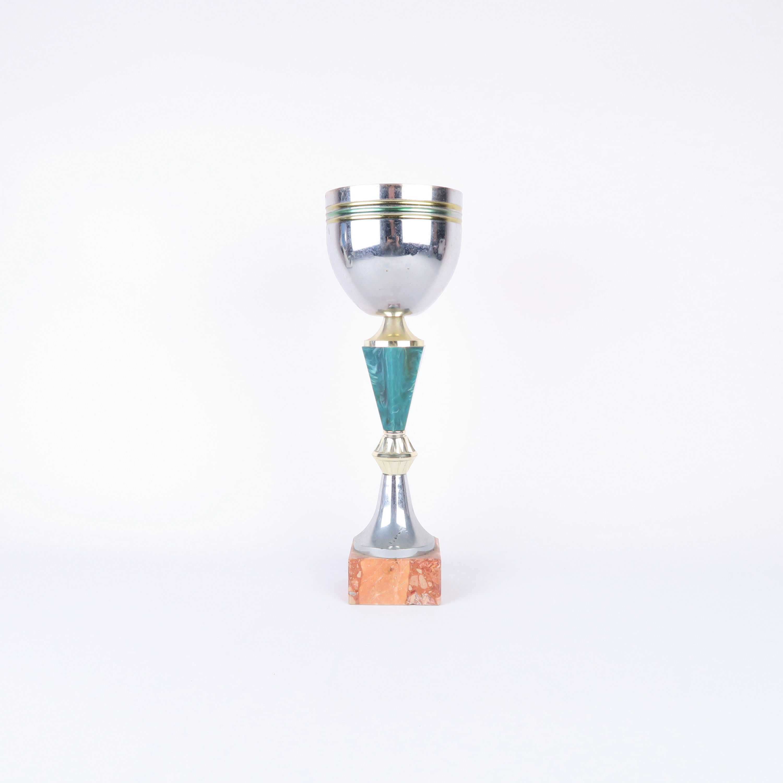coupe verte et argenté avec socle en marbre orange