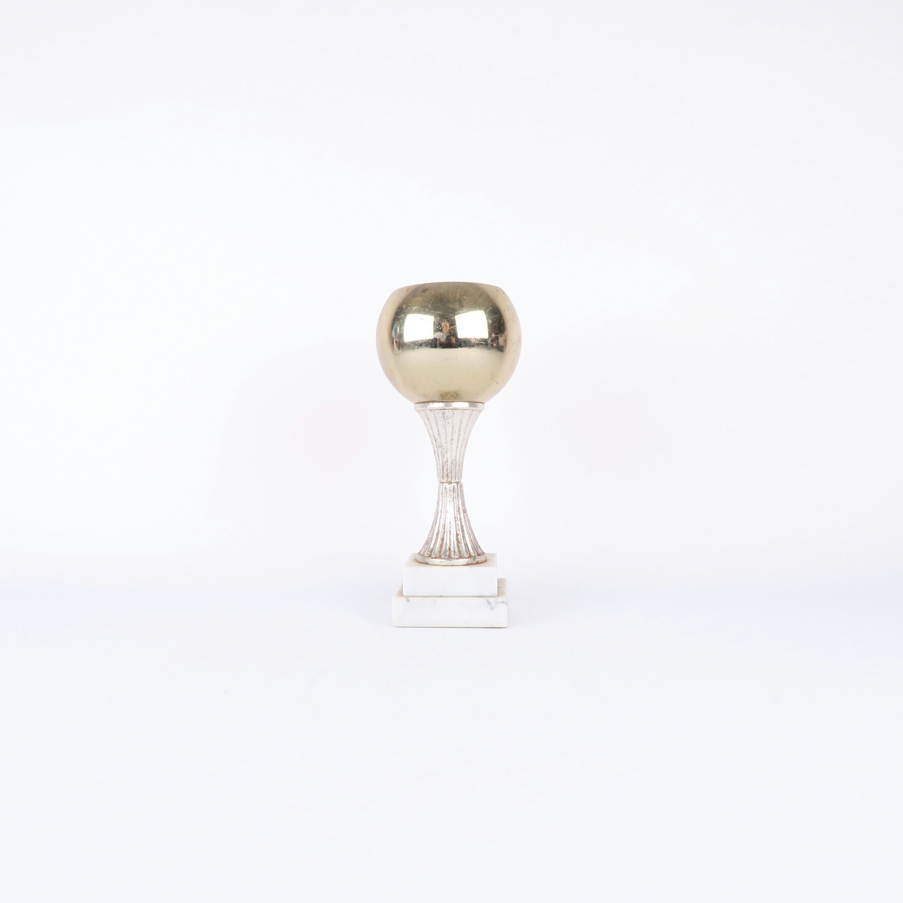 coupe dorée et pied argenté avec socle en marbre
