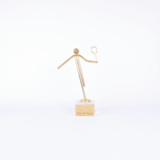 trophée de tennis doré et socle transparent 