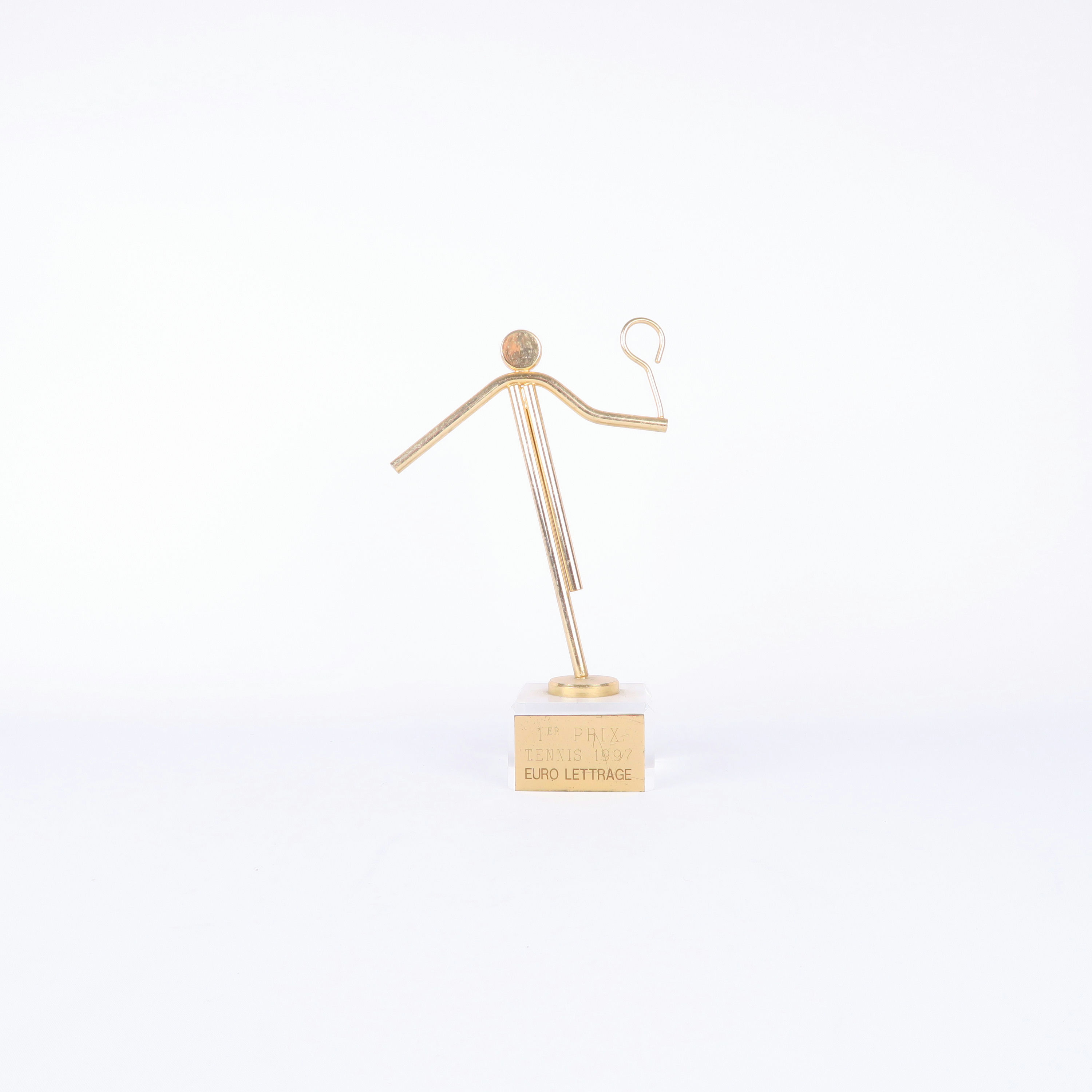trophée de tennis doré et socle transparent 