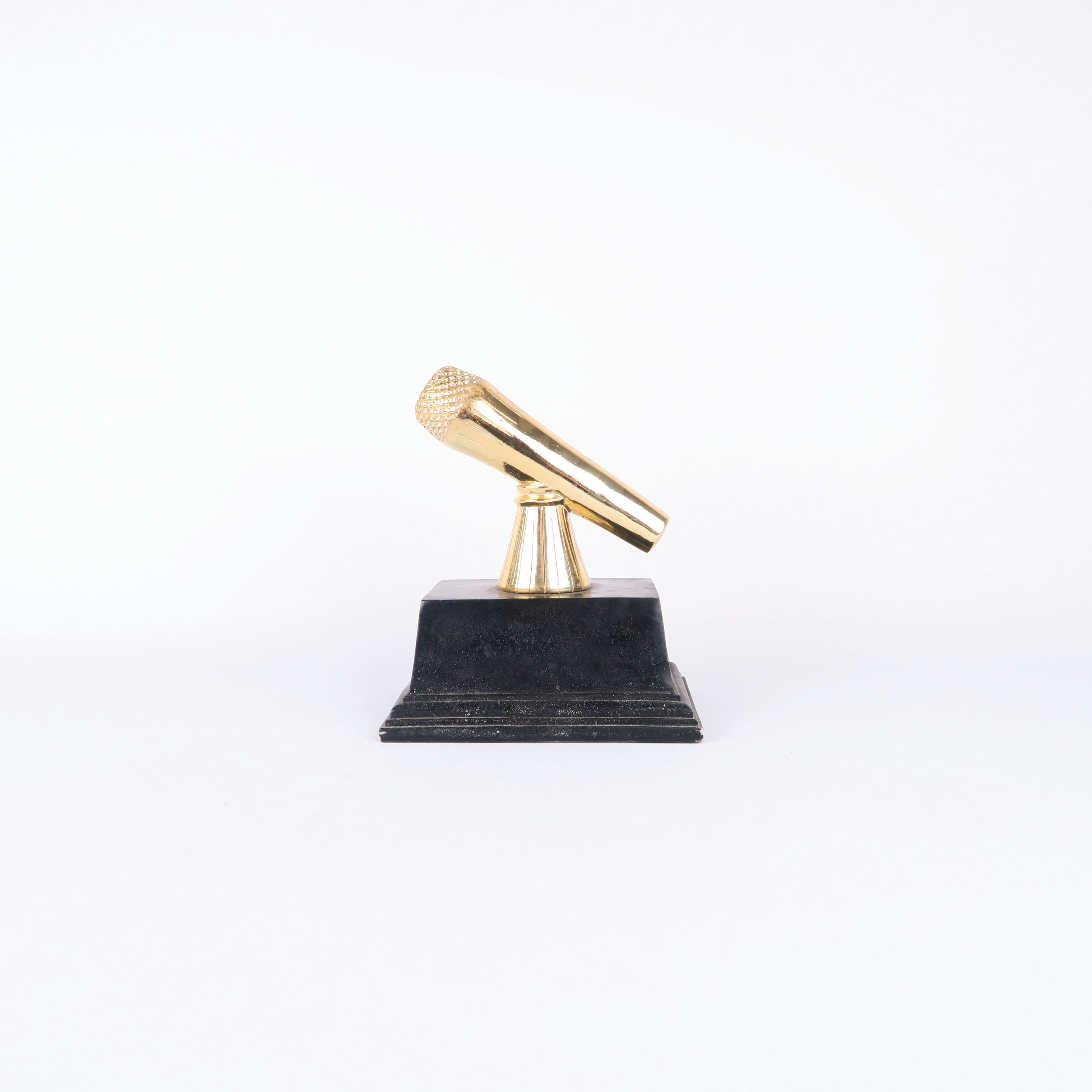 trophée micro doré et socle noir