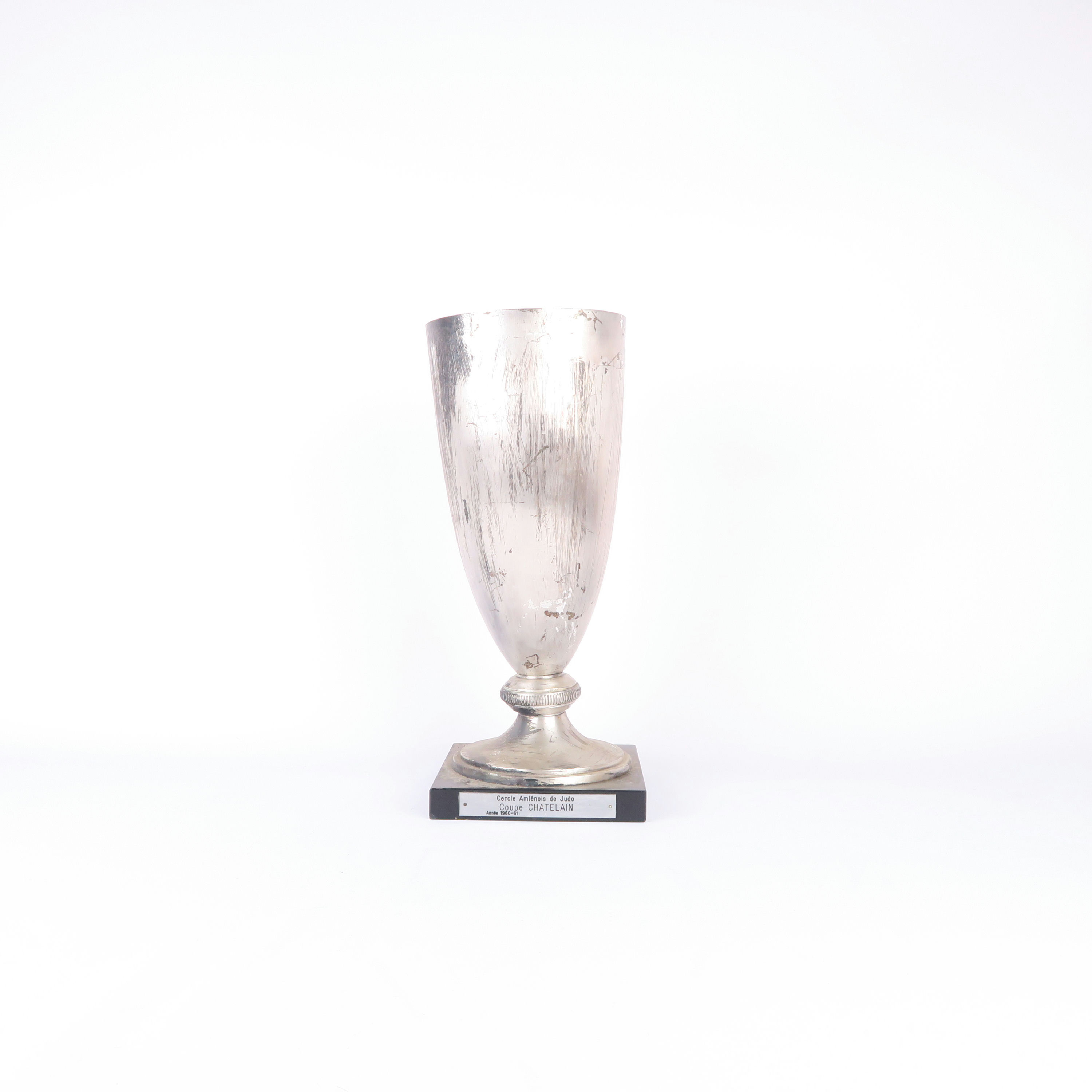 grande coupe argentée avec socle noir