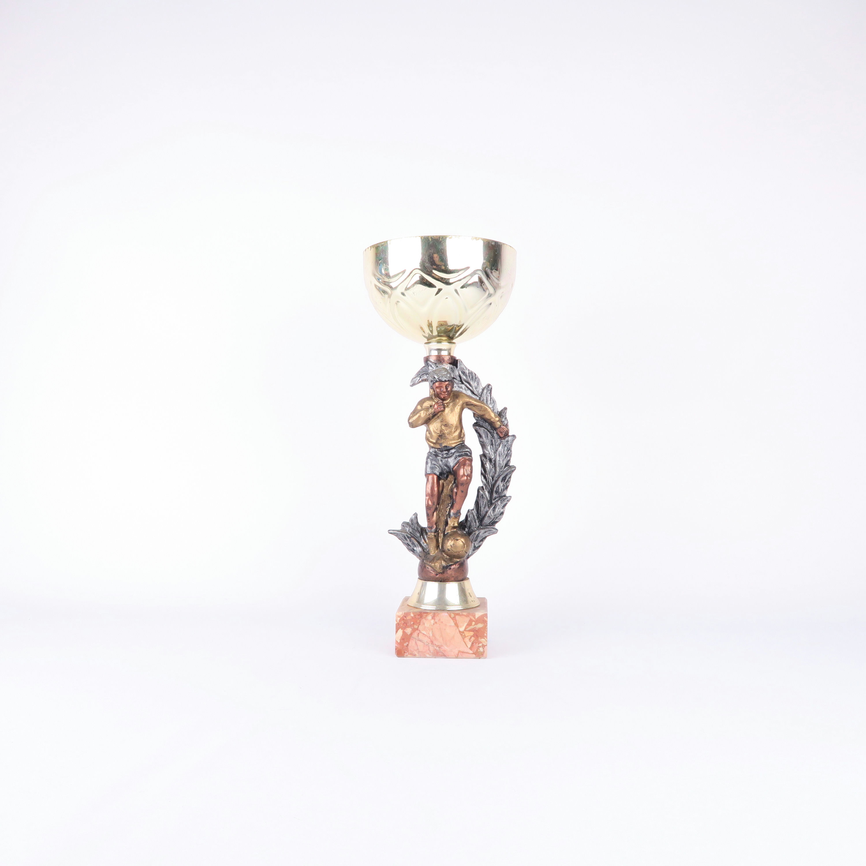 coupe dorée de football avec socle en marbre orangé
