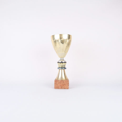 coupe dorée et socle en marbre orangé