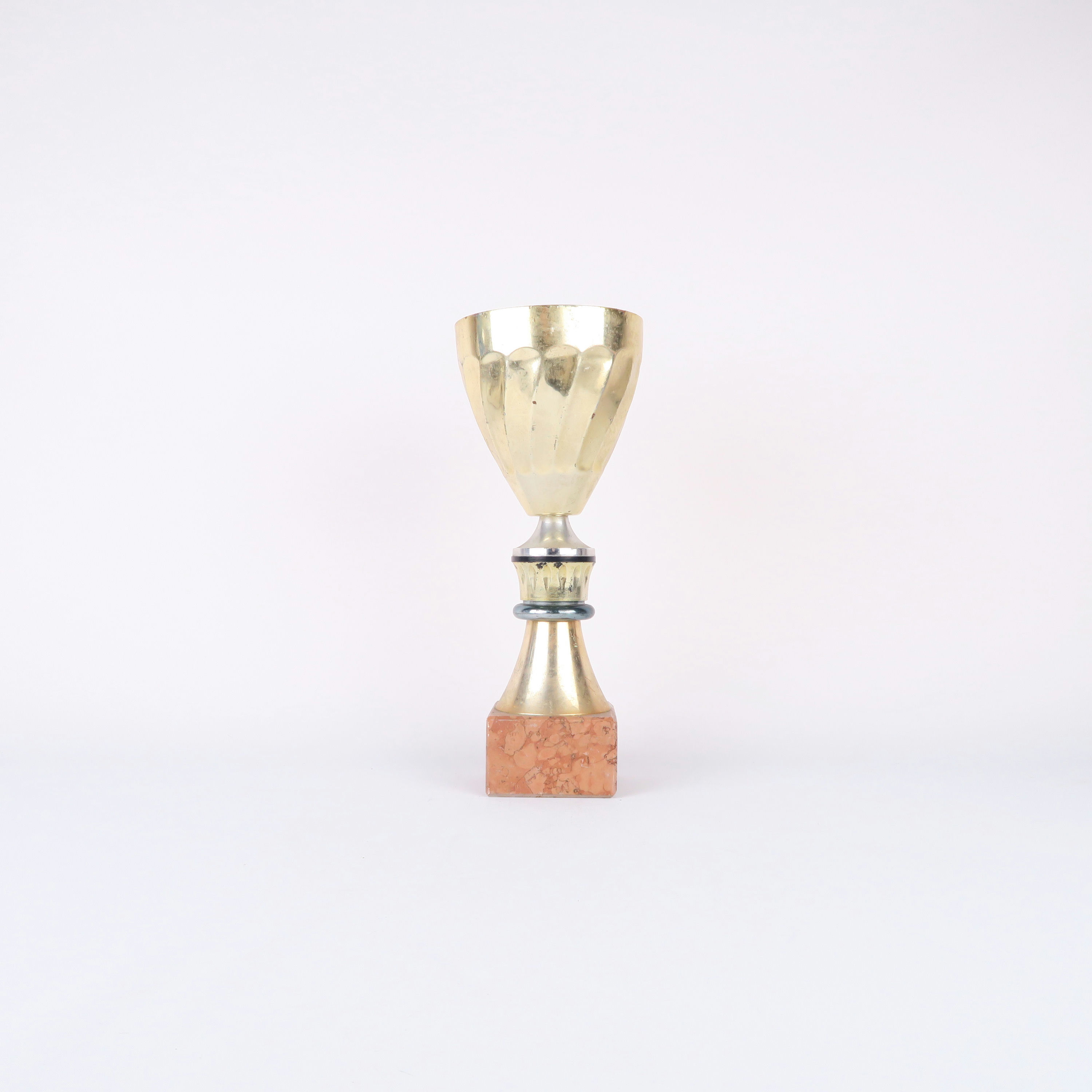 coupe dorée et socle en marbre orangé