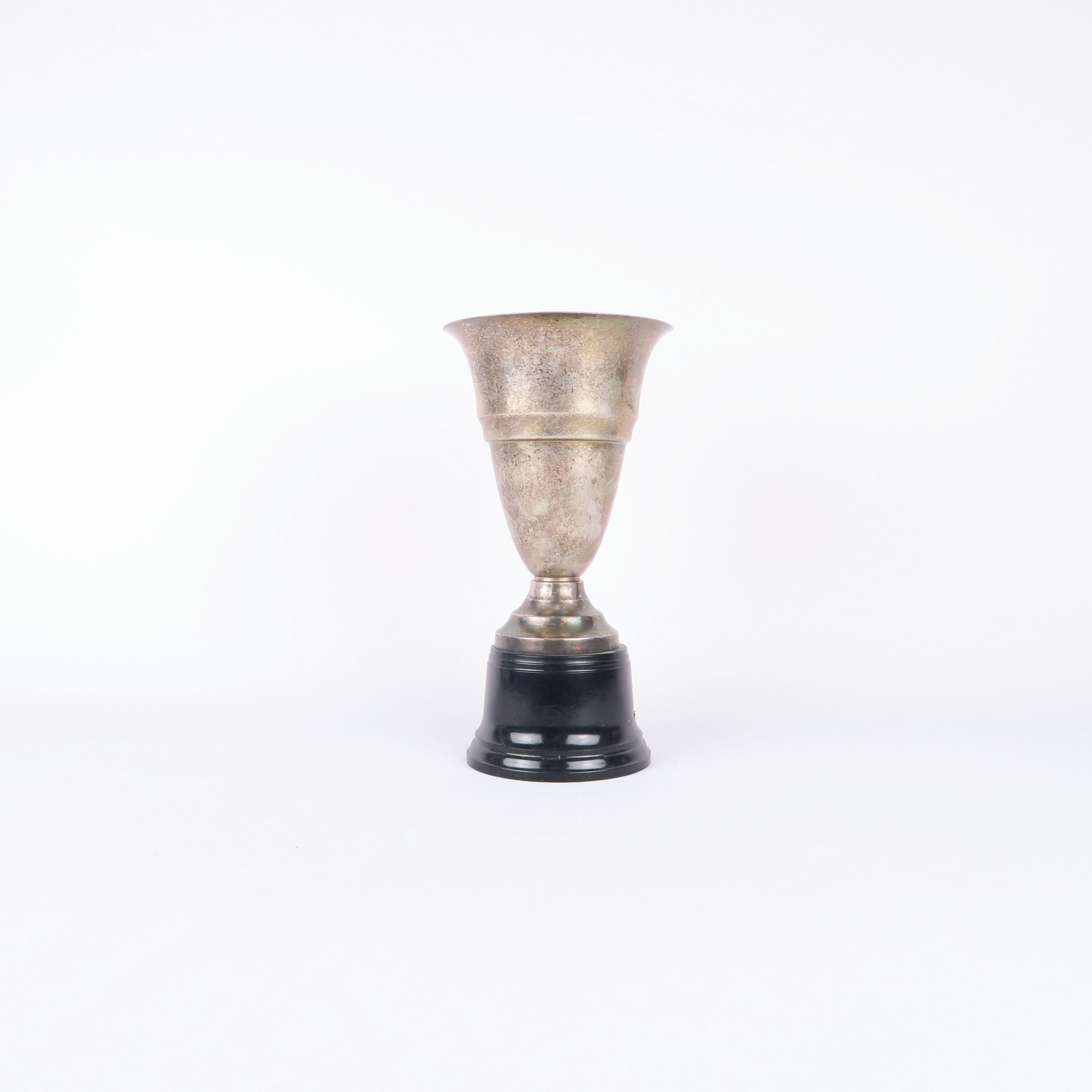 coupe argentée et socle noir 