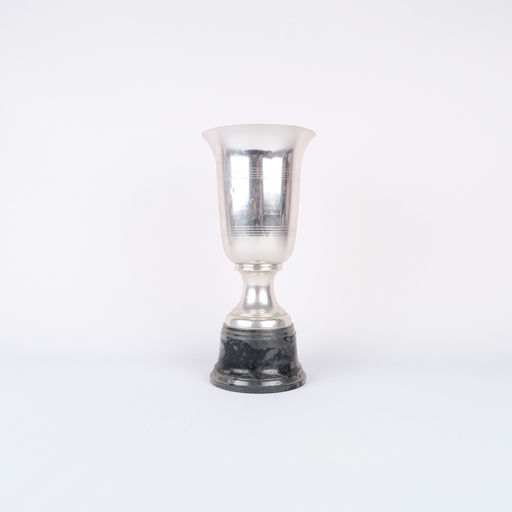 grande coupe argentée et socle noir