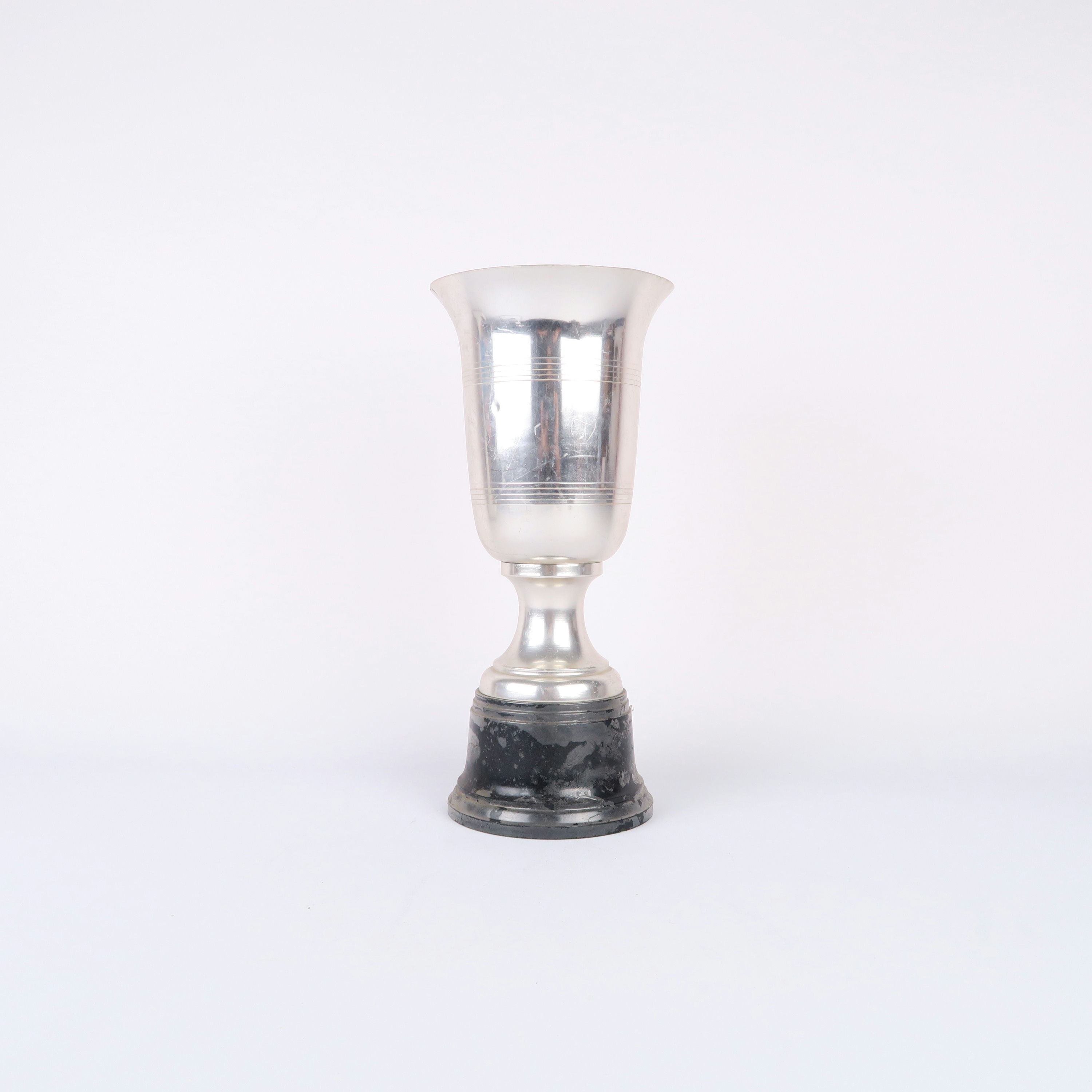 grande coupe argentée et socle noir