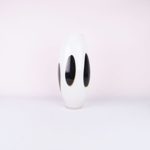 vase avec des taches noires