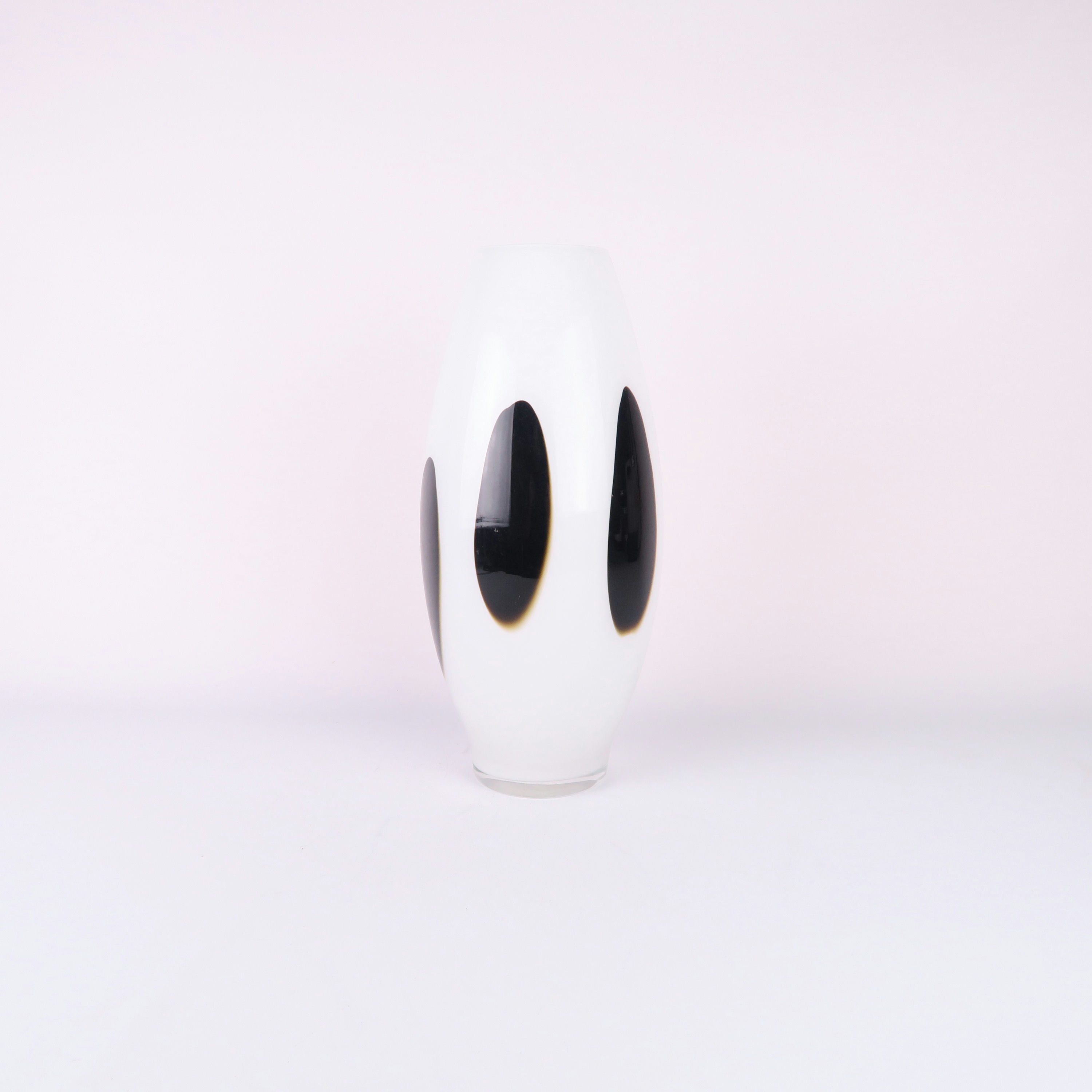 vase avec des taches noires