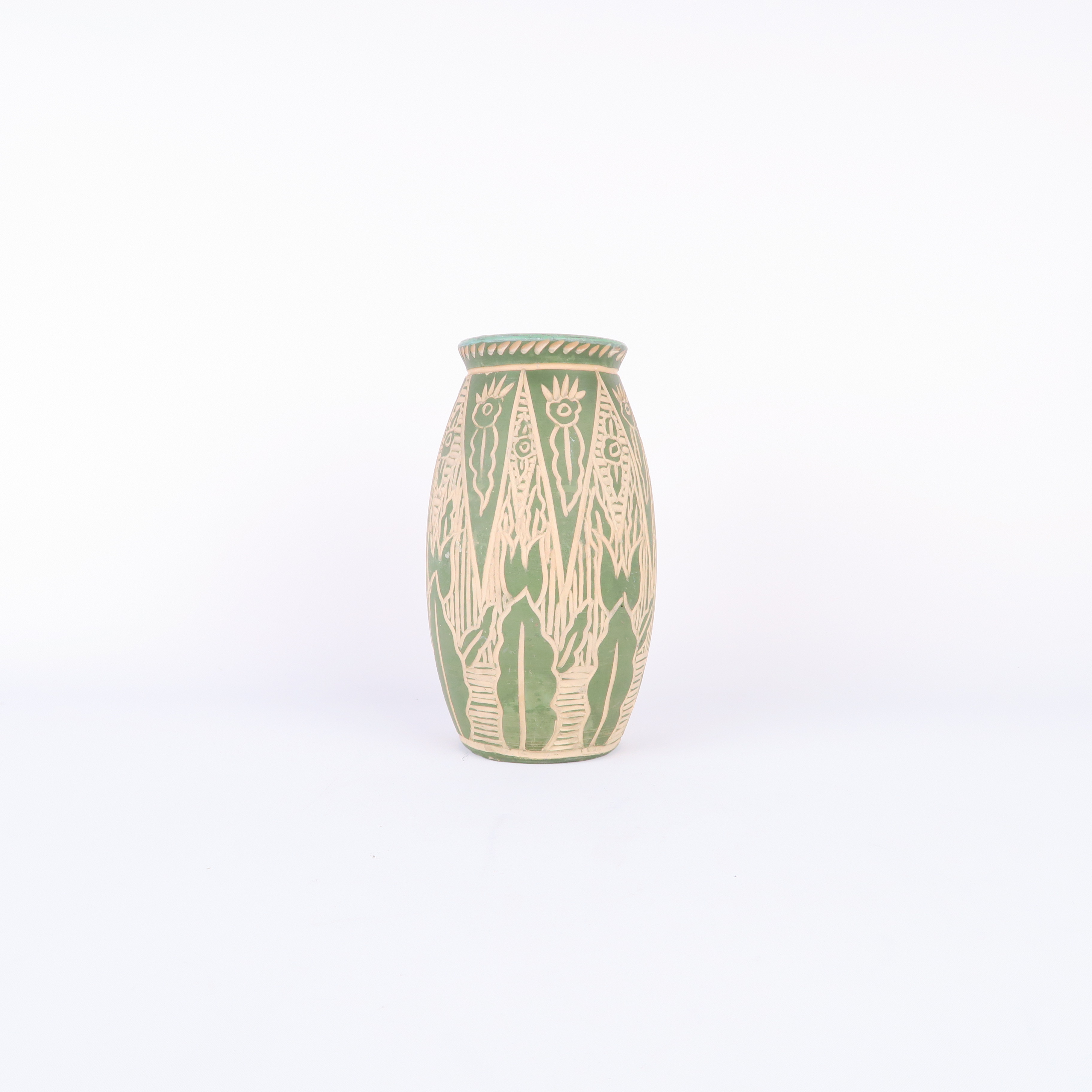 vase gravé en terre-cuite 