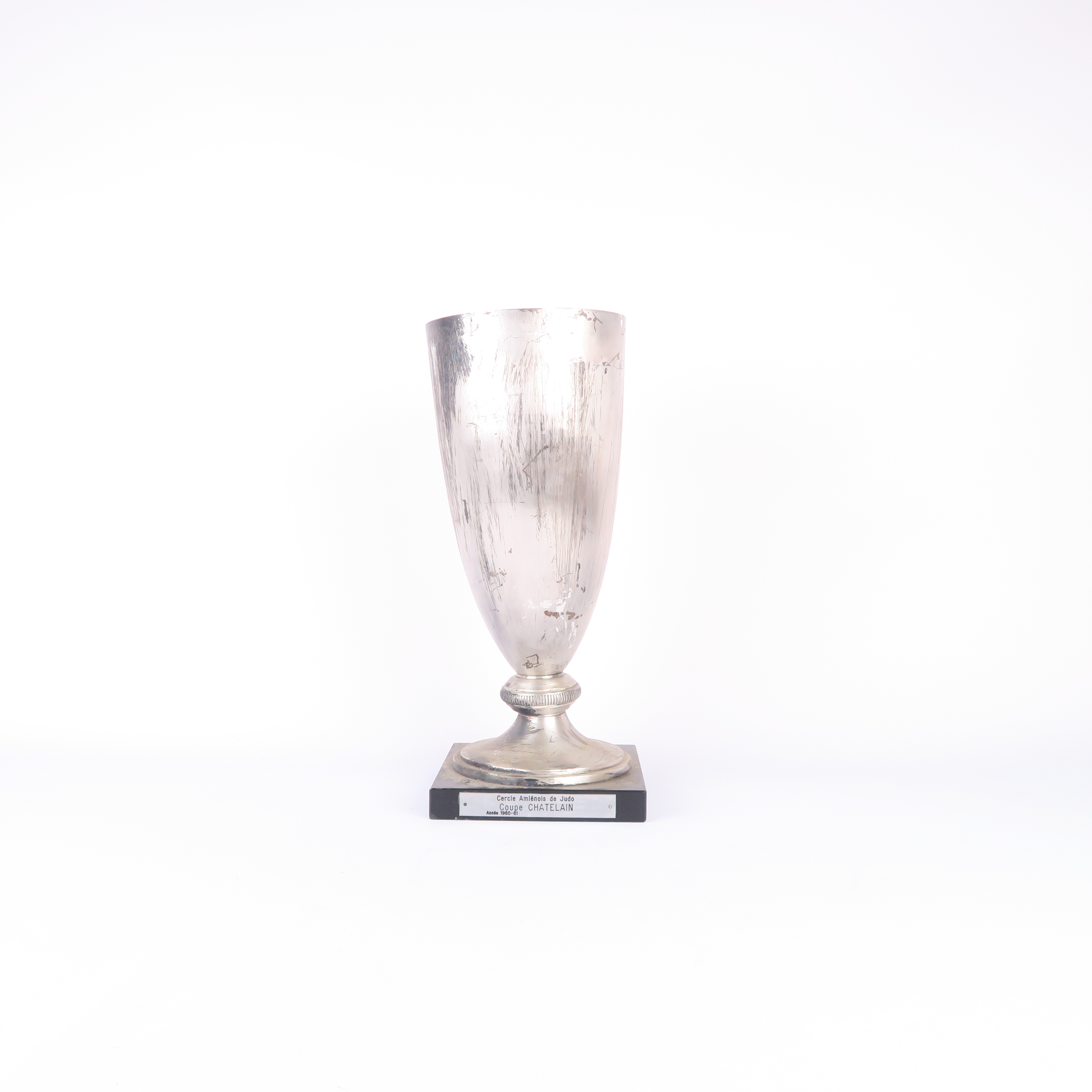 grande coupe argentée avec socle noir