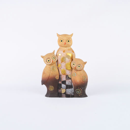 famille de trois hiboux dorés