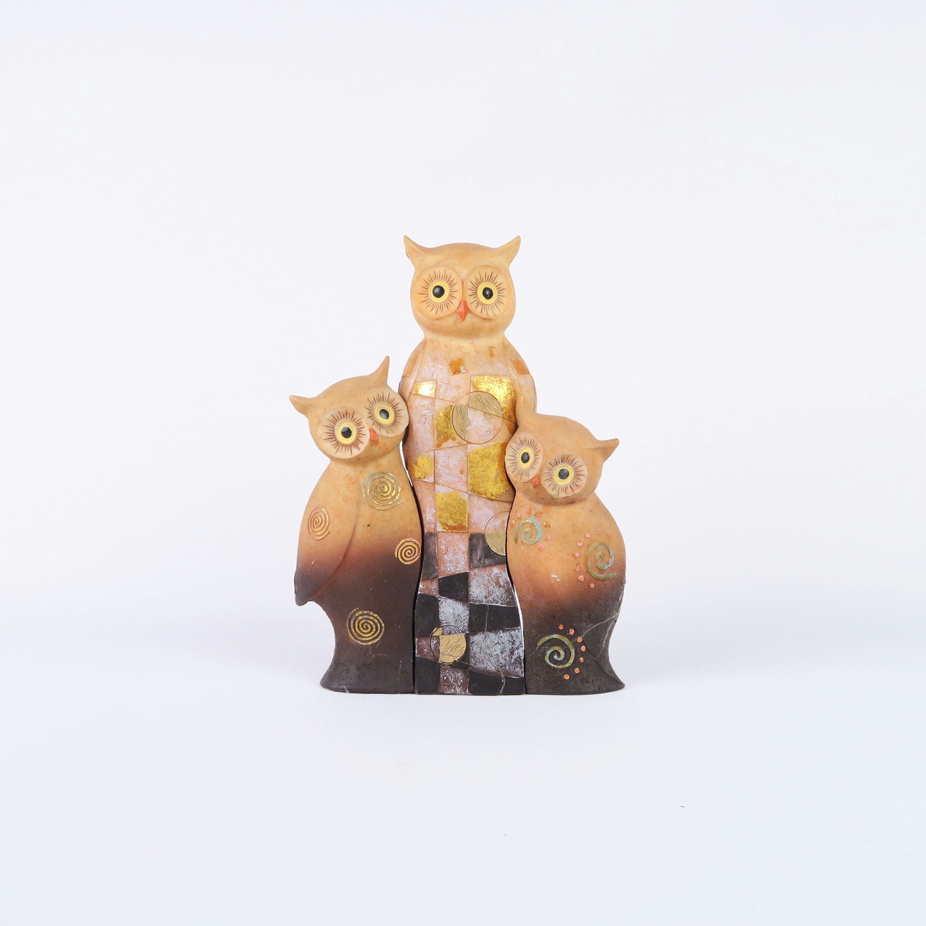 famille de trois hiboux dorés