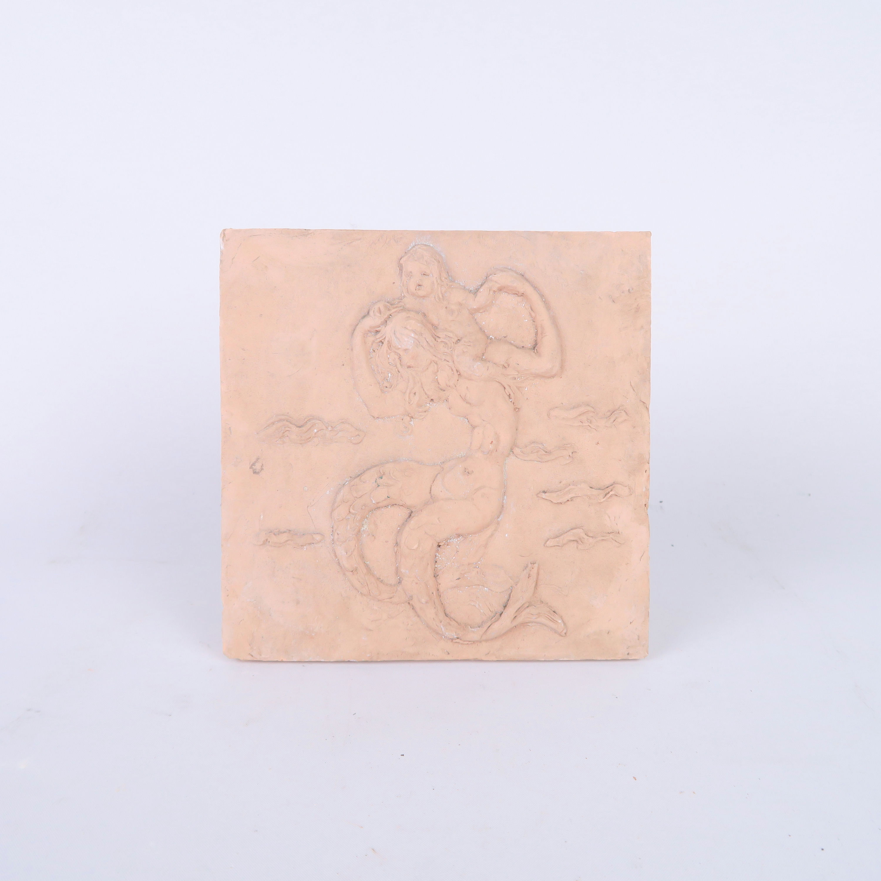 bas-relief sirène portant en terre cuite