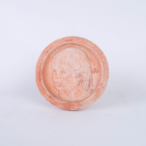 bas relief circulaire portrait d'un enfant en terre cuite