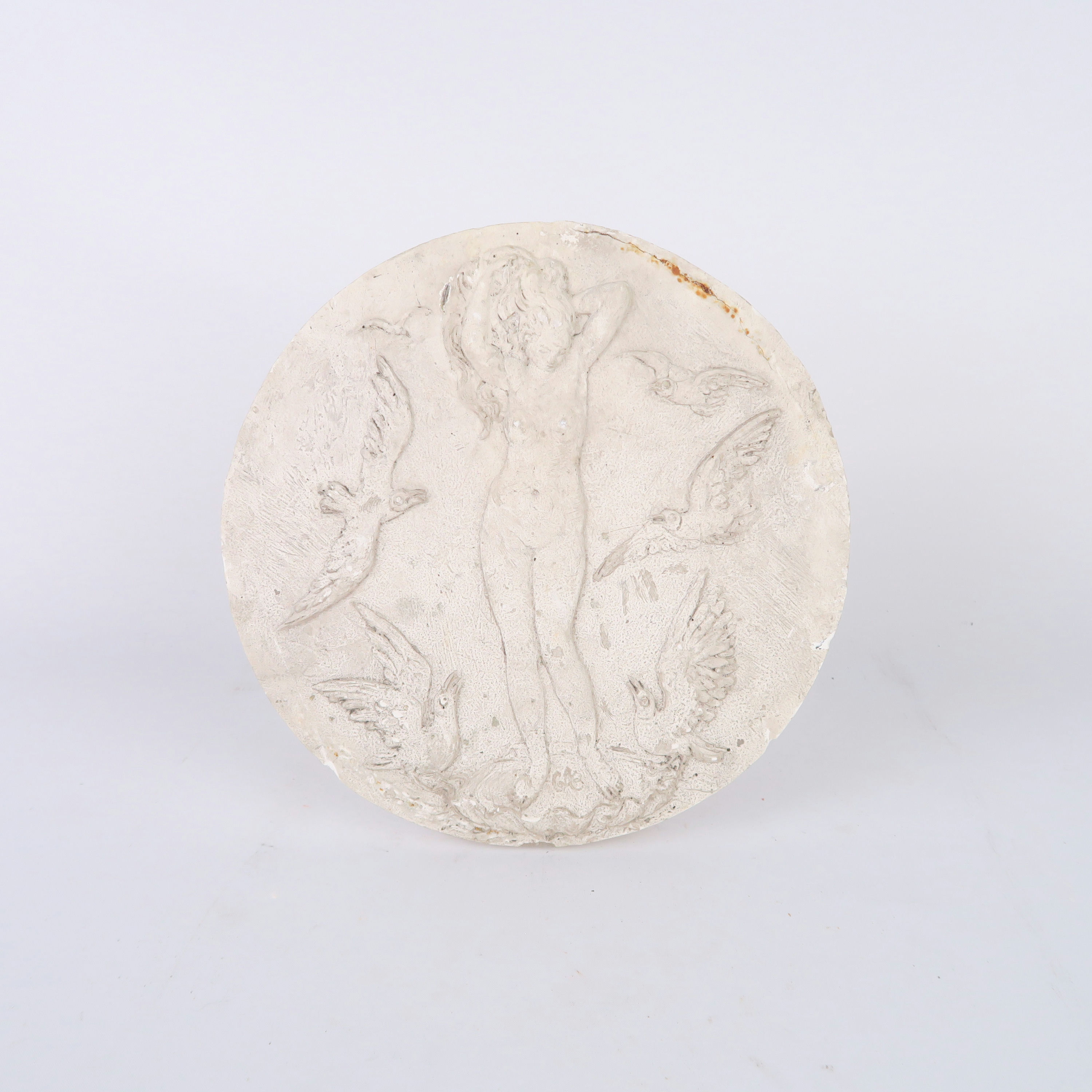 bas relief circulaire en plâtre inspiré de la naissance de vénus