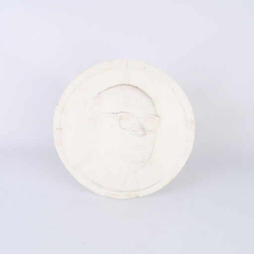bas relief circulaire en plâtre portrait d'un homme signé 'g.a. brunet'