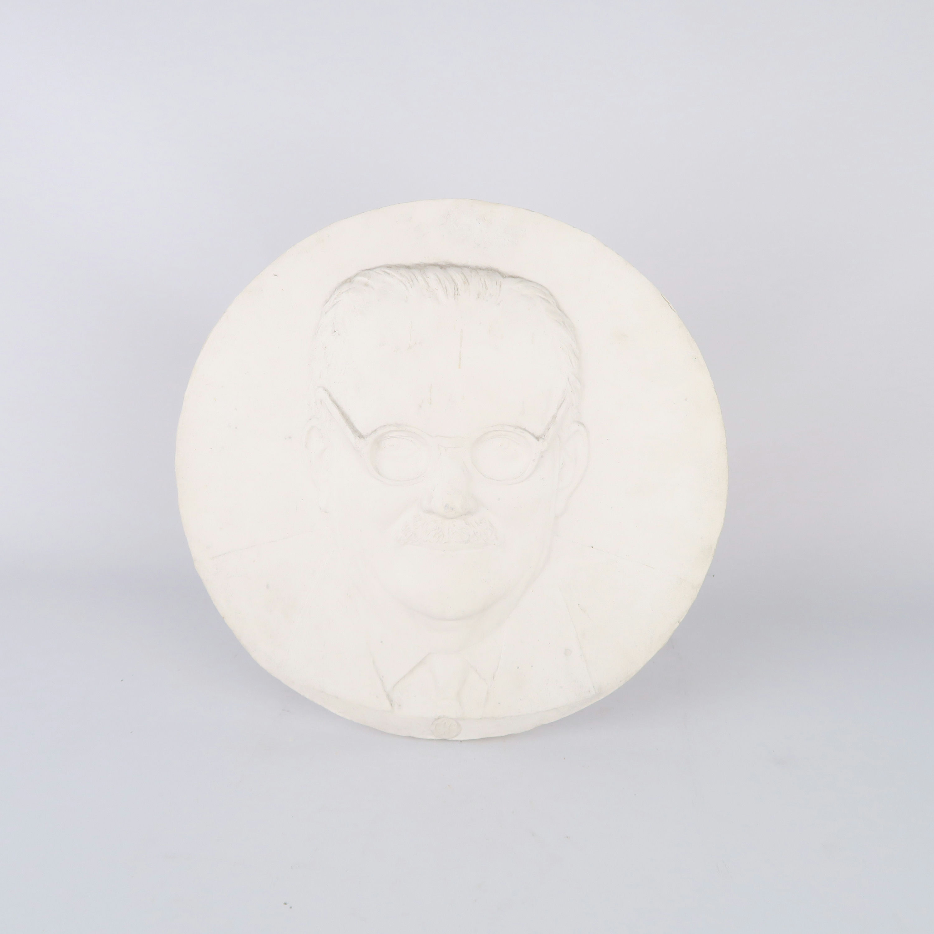 bas relief circulaire en plâtre portrait d'un homme