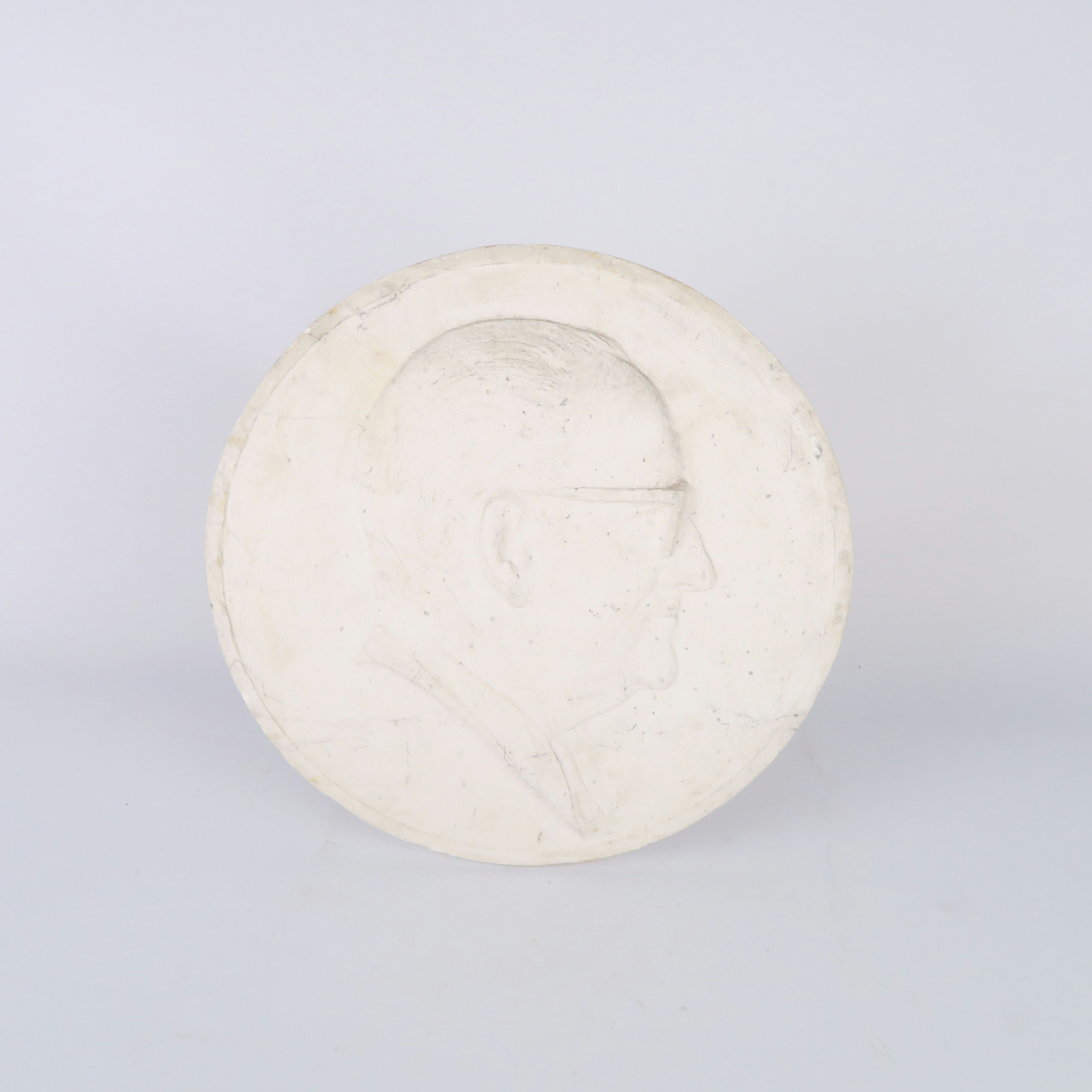 bas relief circulaire en plâtre profil d'un homme signé 'g.a. brunet'