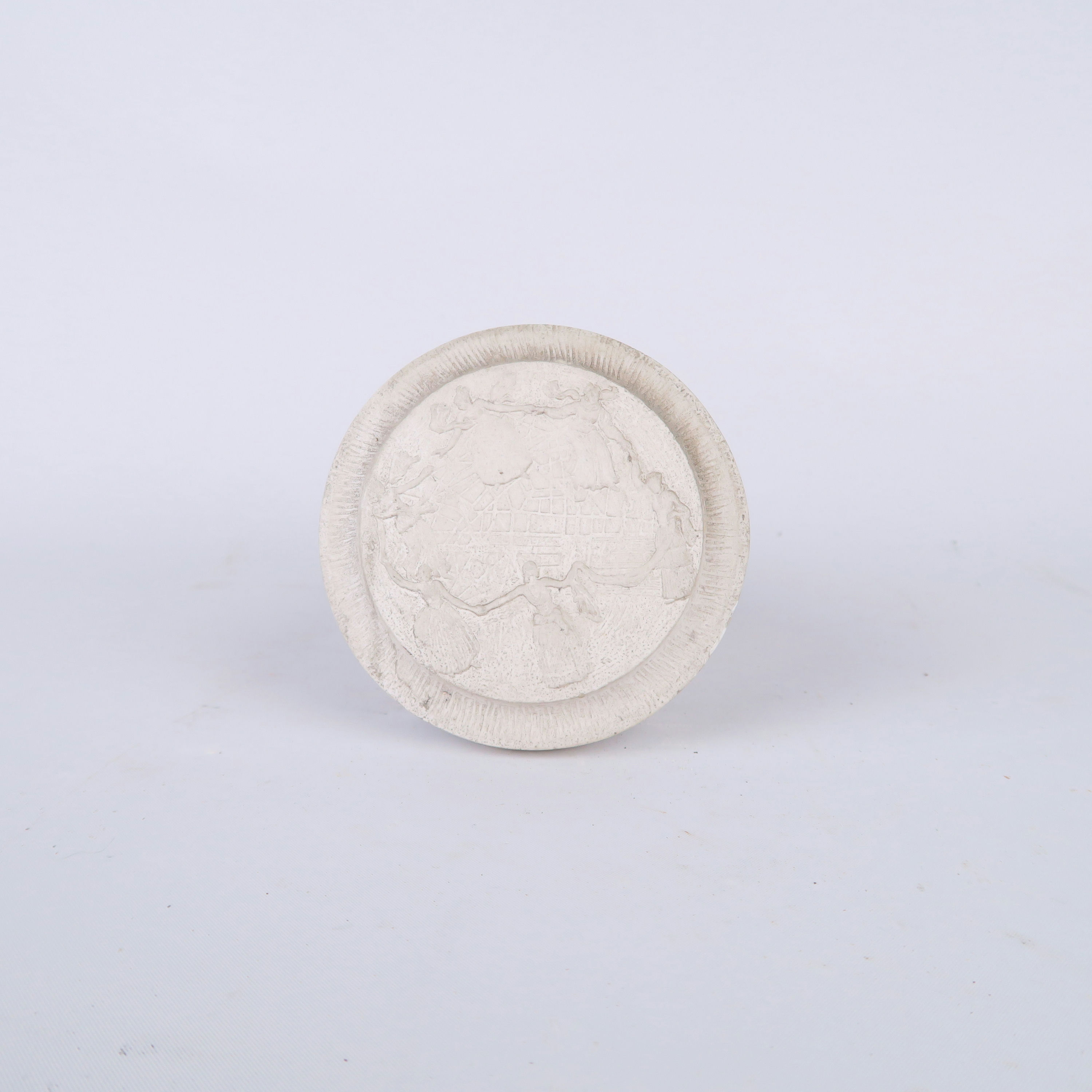 bas relief circulaire en plâtre femmes dansantes