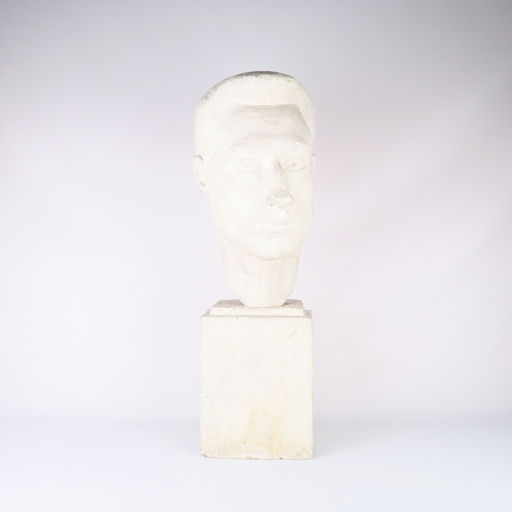 tête d'homme en plâtre sur socle 