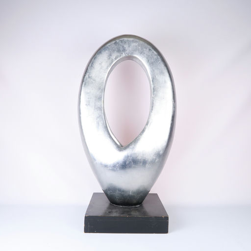 sculpture contemporaine argenté sur socle 