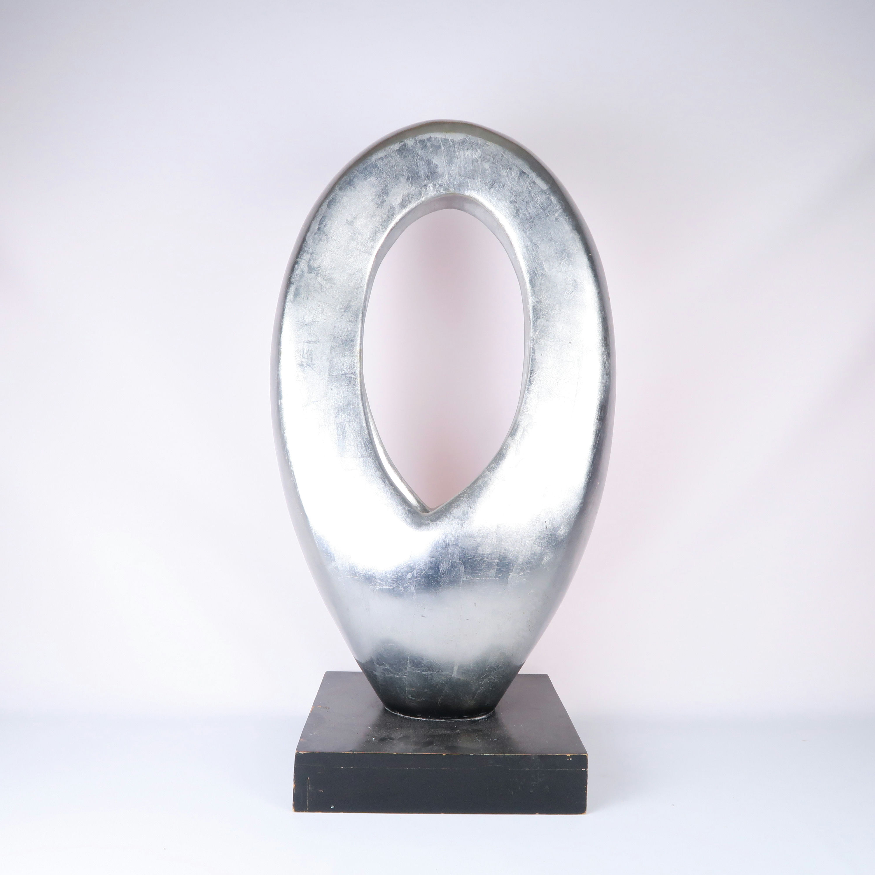 sculpture contemporaine argenté sur socle 