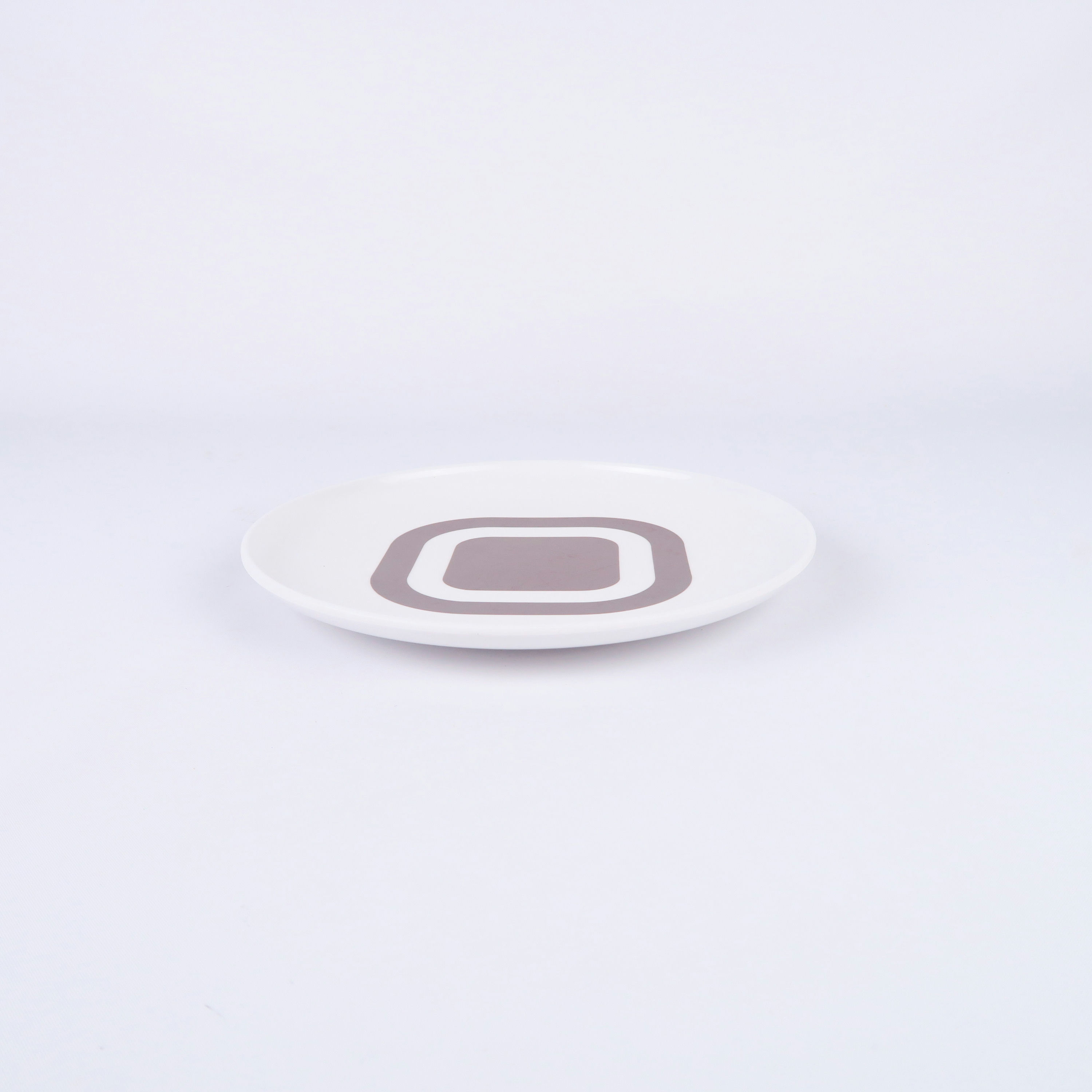 petite assiette en plastique motif géométrique brun et blanc